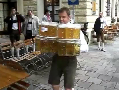 Video : ビールジョッキを運ぶ限界に挑んでみた人 ! !