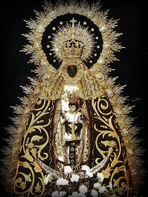 La Virgen de Regla con manto negro y dorado