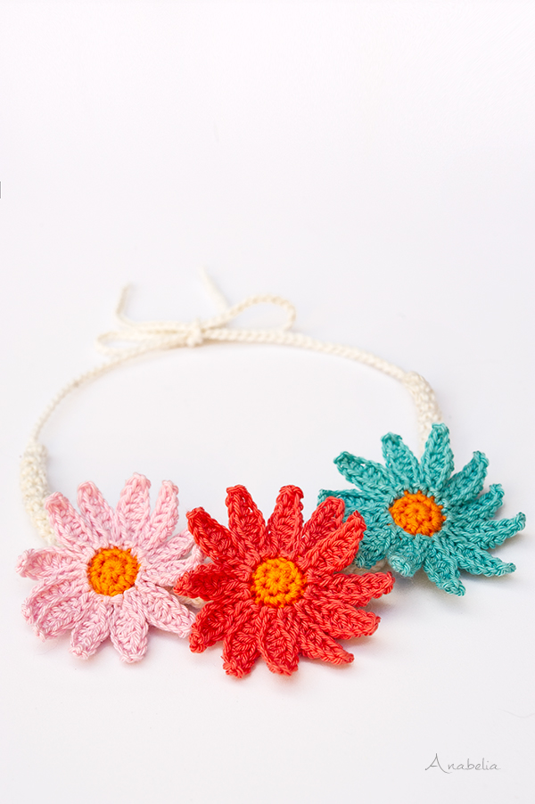 Daisy flower crochet necklace by Anabelia Craft Design