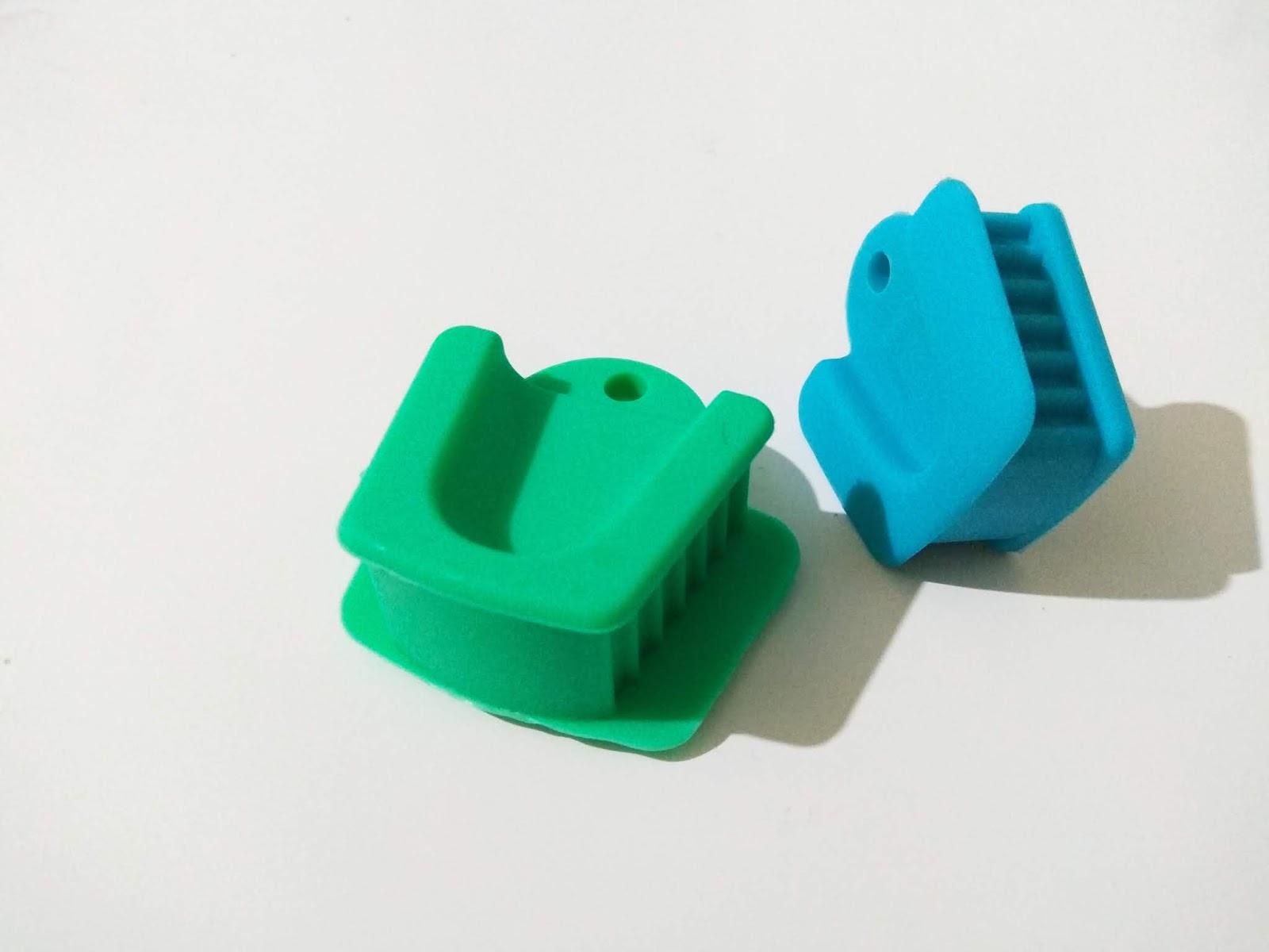 24 Ways to Retract the Tongue, Cheek and Lips