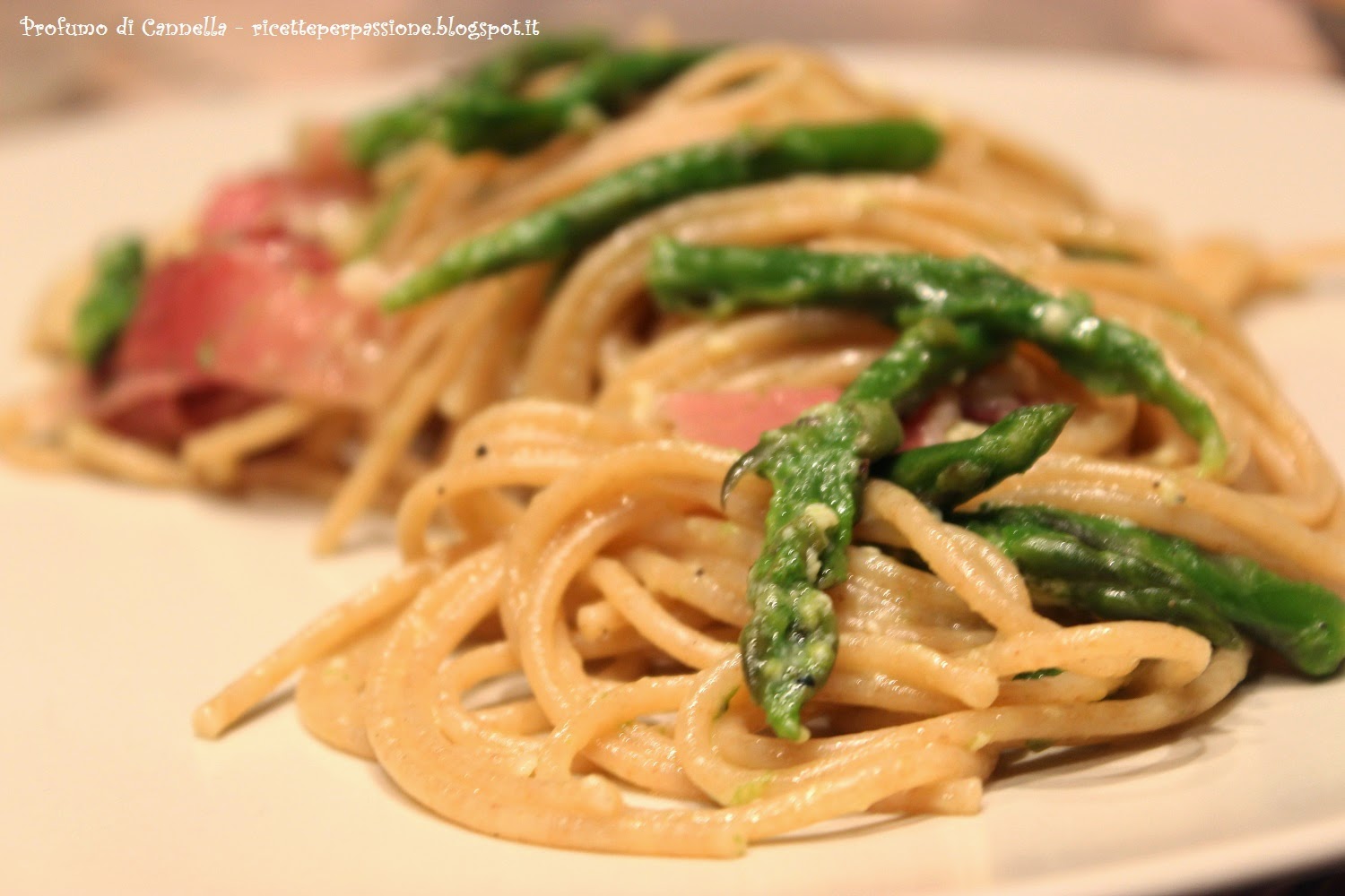 spaghetti alla carbonara di asparagi - pasta integrale e speck per un gusto deciso