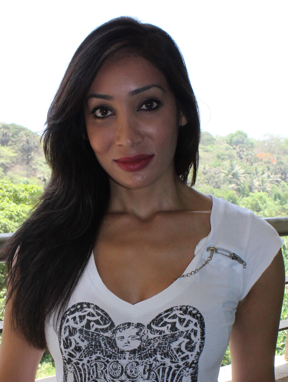 Sofia Hayat : Sofia Hayat In Red Dress ~ celebs talkies : She holds a