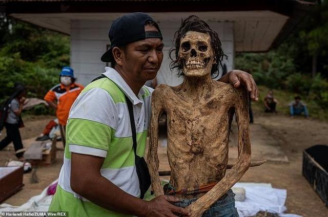 Didandani Hingga Diajak Berselfie, Di Tempat Ini Setiap Bulan Agustus Jasad Keluarga Kembali Digali dari Kubur