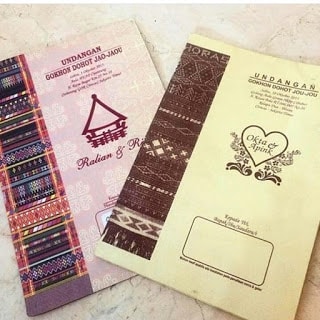 Contoh Isi Surat Undangan Pernikahan Versi Bahasa Batak Dan Bagian Suratnya Kali ini Topik Referensi akan ￼membuat sebuah pelajaran tentang tulisan susunan surat undangan pernikahan dan bagian bagianya versi bahasa BATAK TOBA.    Bagian bagian atau isi surat undangan pernikahan bahasa batak,adalah hal yang sangat penting untuk di pelajari terutama para anak muda jaman sekarang sudah jarang mempelajari cara cara maupun tradisi penulisan surat undangan pernikahan. sebagai suku orang batak tentu kita harus tau cara penulisan teks undangan pernikahan yang baik dan benar.apalagi bagi calon pengantin yang akan menyelenggarakan acara pernikahan adat.    ketika kita membuat surat undangan inilah bagian bagian surat yang harus kita tulis didalam surat undangan bahasa batak .untuk orang orang batak yang ingin mencari intruksi pembuatan surat undangan tersebut boleh membaca tulisan ini  Bagian bagian surat undangan:    Kali ini curahan online akan ￼membuat sebuah pelajaran tentang tulisan susunan surat undangan pernikahan dan bagian bagianya versi bahasa BATAK TOBA.  Bagian bagian atau isi surat undangan pernikahan bahasa batak,adalah hal yang sangat penting untuk di pelajari terutama para anak muda jaman sekarang sudah jarang mempelajari cara cara maupun tradisi penulisan surat undangan pernikahan. sebagai suku orang batak tentu kita harus tau cara penulisan teks undangan pernikahan yang baik dan benar.apalagi bagi calon pengantin yang akan menyelenggarakan acara pernikahan adat.  ketika kita membuat surat undangan inilah bagian bagian surat yang harus kita tulis didalam surat undangan bahasa batak .untuk orang orang batak yang ingin mencari intruksi pembuatan surat undangan tersebut boleh membaca tulisan ini  Bagian bagian surat undangan:     undangan Gokhon dohot jou-jou Pada Suku Batak      Contoh Isi Surat Undangan Pernikahan Versi Bahasa Batak Dan Bagian Suratnya   1.kepala Surat(judul)  Kepala surat ini adalah bagian pertama yang harus ditulis,judul ini yang akan menjelaskan bagian isi yang akan di tulis nanti.  contoh judul undangan pernikahan bahasa batak yang sering atau umum dipakai adalah "GOKHON DOHOT JOU JOU".    2.Salam Pembuka SURAT  Salam pembuka ini adalah kata pengantar yang kita sampaikan berupa kalimat yang lembut dan sopan.  contoh penulisanya dalam bahasa batak yang bisa di gunakan yaitu"Dibagasan asi dohot Holong ni roha na sian Tuhan ta Na mangiring iring ganup langka ta"    3.Isi SURAT  Isi adalah bagian surat yang menjelaskan pelaksanaan acara,hari,tanggal,bulan, lokasi ,wilayah tempat penyelenggaraan acara,dan nama orang yang menyelengaarakan acara pernikahan.  Contoh penulisanya dalam bahasa batak toba yang biasa di gunakan yaitu:"Marhite surat on roda hami manjou angka na pinarsangapan:Raja Ni dongan tubu,Raja ni Boru Bere/Ibebere,Pariban,Raja Ni Dongan sahuta,Tarlumobi Di Hamu Raja ni Hula Hula Dohot Tulang asa Rade Hamu Marneang Ni  Lakka Rap dohot Inanta SoripadaRo laho Mangadopi Pesta Pamasu masuon ni Anak Nami:    Fransiskus simbolon    Dohot oroanna:    Lisberia Nainggolan  Boru Ni lae nami D.Nainggolan tubu ni ibotonami F.boru sianturi sian Batam .ima,nanaeng si patupa onta di:  Ari/tanggal:senin,10 Agustus 2018  Pukul:09.00 wib    Inganan:Gereja HKBP Rahutbosi,resort Batumanumpak,Huta Bidang.  Sidung pamasu masuon sian GAREJA Rap udur ma hita tu Bagas naung Hu parade hami di dusun huta bidang Rahutbosi,laho mangan indahan na las dohot aek sitio tio,huhut pasahathon dohot manjalo adat na gok hombar tu ulaon i.    4.ISI Surat Penutup  Surat penutup ini ditulis sebagai gambaran rasa hormat kita kepada khalayak ramai yang kita undang,contoh penulisanya dalam bahasa batak yaitu"di siala haroro muna jumolo ma hupasahat hami mauliate godang.  5.Nama Orang Yang Mengundang:  Disini adalah nama nama yang menyebarkan undangan surat pernikahan tersebut.  Biasanya nama nama yang mengundang ini adalah pihak dari keluarga si lelaki yang menyelenggarakan adat pernikahan tersebut.  Nah,itulah bagian bagian surat dan isi  yang di tulis dalam membuat surat undangan pernikahan bahasa batak toba.  Mungkin di kalangan kita orang batak pembuatan surat undangan pernikahan ini sudah hal biasa .tapi tidak ada salahnya kita memberi penjelasan lagi bagi kaum kaum muda yang masih di bawah kita untuk menjadi pembelajaran kedepanya.  Semoga bermanfaat terimakasih  undangan Gokhon dohot jou-jou Pada Suku Batak       Contoh Isi Surat Undangan Pernikahan Versi Bahasa Batak Dan Bagian Suratnya Apabila Seseorang Diantara Kita ingin Melangsungkan Acara Pernikahan,tentu Surat Undangan Adalah salah satu persiapan yang sangat penting.    Surat Undangan Pernikahan Batak  pernikan dan Surat undangan batak    Dimana,jika tidak adanya Surat Undangan tersebut Maka acara pernikahan tidak akan bisa berlangsung dengan semestinya.      Nah Curahan Online kali ini akan merangkumnya:   Bagian Bagian Surat Undangan Pernikahan Suku Batak dan Contohnya Bagian Bagian Surat Undangan Pernikahan Suku Batak dan Contohnya  Bagian Bagian Surat Undangan Pernikahan Suku Batak dan Contohnya      1.KEPALA SURAT (JUDUL)     Kepala surat ini adalah bagian pertama yang harus ditulis,judul ini yang akan menjelaskan bagian isi yang akan di tulis nanti.    contoh judul undangan pernikahan bahasa batak yang sering atau umum dipakai adalah "GOKHON DOHOT JOU JOU".     2.SALAM PEMBUKA SURAT   Salam pembuka ini adalah kata pengantar yang kita sampaikan berupa kalimat yang lembut dan sopan.  contoh penulisanya dalam bahasa batak yang bisa di gunakan yaitu"Dibagasan asi dohot Holong ni roha na sian Tuhan ta Na mangiring iring ganup langka ta"      3.ISI SURAT     Isi adalah bagian surat yang menjelaskan pelaksanaan acara,hari,tanggal,bulan, lokasi ,wilayah tempat(lokasi) penyelenggaraan acara,dan nama orang yang menyelengaarakan acara pernikahan.    Contoh penulisanya dalam bahasa batak toba yang biasa di gunakan yaitu:"Marhite surat on roda hami manjou angka na pinarsangapan:Raja Ni dongan tubu,Raja ni Boru Bere/Ibebere,Pariban,Raja Ni Dongan sahuta,Tarlumobi Di Hamu Raja ni Hula Hula Dohot Tulang asa Rade Hamu Marneang Ni  Lakka Rap dohot Inanta Soripada Ro laho Mangadopi Pesta Pamasu masuon ni Anak Nami:      Fransiskus simbolon      Dohot oroanna:      Lisberia Nainggolan    Boru Ni lae nami D.Nainggolan tubu ni ibotonami F.boru sianturi sian Batam .ima,nanaeng si patupa onta di:    Ari/tanggal:senin,10 Desember 2018    Pukul:09.00 wib    Inganan:Gereja HKBP Jetun ,resort Batam,Kabil    Sidung pamasu masuon sian GAREJA Rap udur ma hita tu Bagas naung Hu parade hami di Kavling Senjulung Kabil,laho mangan indahan na las dohot aek sitio tio,huhut pasahathon dohot manjalo adat na gok hombar tu ulaon i.    4.ISI SURAT PENUTUP   Surat penutup ini ditulis sebagai gambaran rasa hormat kita kepada khalayak ramai yang kita undang,contoh penulisanya dalam bahasa batak yaitu"di siala haroro muna jumolo ma hupasahat hami mauliate godang.  5.NAMA NAMA ORANG YANG MENGUNDANG   Disini adalah nama nama yang menyebarkan undangan surat pernikahan tersebut.  Biasanya nama nama yang mengundang ini adalah pihak dari keluarga si lelaki yang menyelenggarakan adat pernikahan tersebut.    Nah,itulah bagian bagian surat dan isi  yang di tulis dalam membuat surat undangan pernikahan bahasa batak toba.    Mungkin di kalangan kita orang batak pembuatan surat undangan pernikahan ini sudah hal biasa .tapi tidak ada salahnya kita memberi penjelasan lagi bagi kaum kaum muda yang masih di bawah kita untuk menjadi pembelajaran kedepanya.      CONTOH SURAT UNDANGAN PERNIKAHAN BAHASA BATAK Dibawah ini adalah Contoh Isi Surat Undangan Pernikahan Batak Toba Lengkap!    contoh Isi surat Undangan Pernikahan Batak Toba lengkap  surat Undangan Pernikahan Battak    GOKHON DOHOT JOU JOU   Dohot Hormat,   Dibagasan holong na sian Tuhanta mardongan serep dohot las ni roha do hami  manggokhon huhut manjou hamu na pinarsangapan: Raja ni Dongan Tubu ,Raja ni Boru ,Bere/Ibebere,Pariban,Raja ni Dongan Sahuta,Ale-ale Tarlumobi raja ni Hula-hula dohot Tulang nami,asa ro hamu marneang ni langka dohot inanta soripada mangadopi:  "PESTA PAMASU-MASUON PARBOGASON"ni anak nami :    Fanal Exaudi Silaban, S.H.    dohot oroanna:    Tesalonika Br.Situmorang    Boru ni lae nami Pardamean Situmorang,tubu ni inang bao nami Tekang Br.Sembiring sian pamah-Kota Sidikalang ima nanaeng si patupaonta di:    ARI/TANGGAL :  SABTU,17NOVEMBER 2018  PUKUL:  10.00WIB sahat tu na sidung  INGANAN:  GEREJA BETHEL INDONESIA Bida Kabil,BATAM    Dung sidung pamasu masuon sian Gareja udur ma hita tu inganan naung huparade hani di:    GEDUNG SERBAGUNA HKI KAVLING PUNGGUR  Jl.Pramuka,Belakang Gereja Katholik-Kabil,Batam    Disi ma hita marnatampak laho mangan indahan na las dohot minum aek sitio-tio huhut mangalehon dohot manjalo adat na hombar tu ulaon i.  Sai di dongani jal di patiur Tuhan ta ma ulaon i,suang songoni nang langka muna,jala di pasu pasu ma ulaon i huhut di padao angka nasa abat-abat sian hita saluhutna.Di siala haroro muna dohot tangiang muna parjolo hupasahat hami mauliate godang.   HAMI NA MANGGOKHON:    P.silaban /Br.Simanjuntak Natorasna Batam Panal Exaudi Silaban,S.H Pangoli Batam Monika Solina Br.Silaban,A Md Ibotona Batam Bripda Irwan Armansyah Silaban Anggina Batam Wahyu Suhendra Silaban Anggina Batam Erika Oktavia Br.Silaban Ibotona Batam Ferdy Albert Silaban Anggina Batam.   Selain dari berbagai Persiapan lainya seperti: baju dan Jas Pengantin,Sadun(Ulos Batak),musik,Catering,sinamot  ,Gedung (dekorasi),Dan Berbagai keperluan lainya pasangan Yang akan merayakan Acara Sakral Pernikahan juga wajib membuat desain Gambar Undangan Pernikahan Batak Toba.    Kegunaan Dan Manfaat gambar Undangan pernikahan Ini adalah Supaya Masyarakat yang di undang dapat mengetahui bahwa kita akan mengadakan Upacara Adat pernikahan,karena di gambar desain pernikahan ini di bubuhi Tanggal,letak lokasi,photo,dan data diri yang akan menikah,serta data keluarga calon pasangan yang menikah.    Untuk itu Blog Curahan Online menyediakan beberapa Gambar (cover)Undangan Pernikahan Batak Toba,jika pasangan yang akan menikah Bingung dalam membuat Cover undangan Pernikahan,Ini Rekomendasi Terbaik bagi kamu:    Cover Desain Gambar Surat Undangan Pernikahan Pada  Suku Batak Toba; Dalam Pernikahan Resmi Suku Batak Toba Surat Undangan adalah Salah satu bagian atau item yang sangat Penting Untuk di persiapkan Sebelum Memasuki Acara Hari-H sesuai tanggal yang sudah Di tentukan.    Selain dari berbagai Persiapan lainya seperti: baju dan Jas Pengantin,Sadun(Ulos Batak),musik,Catering  ,Gedung (dekorasi),Dan Berbagai keperluan lainya pasangan Yang akan merayakan Acara Sakral Pernikahan juga wajib membuat desain Gambar Undangan Pernikahan Batak Toba.    Kegunaan Dan Manfaat gambar Undangan pernikah Ini adalah Supaya Masyarakat yang di undang dapat mengetahui bahwa kita akan mengadakan Upacara Adat pernikahan,karena di gambar desain pernikahan ini di bubuhi Tanggal,letak lokasi,photo,dan data diri yang akan menikah,serta data keluarga calon pasangan yang menikah.    Untuk itu Blog Curahan Online menyediakan beberapa Gambar (cover)Undangan Pernikahan Batak Toba,jika pasangan yang akan menikah Bingung dalam membuat Cover undangan Pernikahan,Ini Rekomendasi Terbaik bagi kamu:    Cover Desain Gambar Surat Undangan Pernikahan Pada  Suku Batak Toba;   Gambar1 Cover desain(gokhon Dohot jou-jou) surat Undangan pernikahan Batak Toba    Gambar2 Cover desain(gokhon Dohot jou-jou) surat Undangan pernikahan Batak Toba    Gambar 3 Cover desain(gokhon Dohot jou-jou) surat Undangan pernikahan Batak Toba    Gambar 4 Cover desain(gokhon Dohot jou-jou) surat Undangan pernikahan Batak Toba    Gambar 5 Cover desain(gokhon Dohot jou-jou) surat Undangan pernikahan Batak Toba  Gambar 6 Cover desain(gokhon Dohot jou-jou) surat Undangan pernikahan Batak Toba    Gambar 7 Cover desain(gokhon Dohot jou-jou) surat Undangan pernikahan Batak Toba    Gambar 8 Cover desain(gokhon Dohot jou-jou) surat Undangan pernikahan Batak Toba  Gambar 9 Cover desain(gokhon Dohot jou-jou) surat Undangan pernikahan Batak Toba   Isi Surat Undangan Pernikahan Batak Toba  Sebelumnya isi Surat Undangan Pernikahan Batak Toba   sudah di tuliskan di artikel sebelumya silahkan klik yang berjudul :  Contoh Isi Surat Undangan Pernikahan Versi Bahasa Batak Dan Bagian Suratnya  Itulah Persiapan dalam Upacara Adat Pernikahan Suku Batak Toba dalam Bagian Surat Undangan,Jika ada yang perlu di tambahkan silakan tuliskan di kolom komentar untuk di masukkan di update artikel selanjutnya tentang seputar Batak  Gambar1 Cover desain(gokhon Dohot jou-jou) surat Undangan pernikahan Batak Toba    Dalam Pernikahan Resmi Suku Batak Toba Surat Undangan adalah Salah satu bagian atau item yang sangat Penting Untuk di persiapkan Sebelum Memasuki Acara Hari-H sesuai tanggal yang sudah Di tentukan.    Selain dari berbagai Persiapan lainya seperti: baju dan Jas Pengantin,Sadun(Ulos Batak),musik,Catering  ,Gedung (dekorasi),Dan Berbagai keperluan lainya pasangan Yang akan merayakan Acara Sakral Pernikahan juga wajib membuat desain Gambar Undangan Pernikahan Batak Toba.    Kegunaan Dan Manfaat gambar Undangan pernikah Ini adalah Supaya Masyarakat yang di undang dapat mengetahui bahwa kita akan mengadakan Upacara Adat pernikahan,karena di gambar desain pernikahan ini di bubuhi Tanggal,letak lokasi,photo,dan data diri yang akan menikah,serta data keluarga calon pasangan yang menikah.    Untuk itu Blog Curahan Online menyediakan beberapa Gambar (cover)Undangan Pernikahan Batak Toba,jika pasangan yang akan menikah Bingung dalam membuat Cover undangan Pernikahan,Ini Rekomendasi Terbaik bagi kamu:    Cover Desain Gambar Surat Undangan Pernikahan Pada  Suku Batak Toba;   Gambar1 Cover desain(gokhon Dohot jou-jou) surat Undangan pernikahan Batak Toba    Gambar2 Cover desain(gokhon Dohot jou-jou) surat Undangan pernikahan Batak Toba    Gambar 3 Cover desain(gokhon Dohot jou-jou) surat Undangan pernikahan Batak Toba    Gambar 4 Cover desain(gokhon Dohot jou-jou) surat Undangan pernikahan Batak Toba    Gambar 5 Cover desain(gokhon Dohot jou-jou) surat Undangan pernikahan Batak Toba  Gambar 6 Cover desain(gokhon Dohot jou-jou) surat Undangan pernikahan Batak Toba    Gambar 7 Cover desain(gokhon Dohot jou-jou) surat Undangan pernikahan Batak Toba    Gambar 8 Cover desain(gokhon Dohot jou-jou) surat Undangan pernikahan Batak Toba  Gambar 9 Cover desain(gokhon Dohot jou-jou) surat Undangan pernikahan Batak Toba   Isi Surat Undangan Pernikahan Batak Toba  Sebelumnya isi Surat Undangan Pernikahan Batak Toba   sudah di tuliskan di artikel sebelumya silahkan klik yang berjudul :  Contoh Isi Surat Undangan Pernikahan Versi Bahasa Batak Dan Bagian Suratnya  Itulah Persiapan dalam Upacara Adat Pernikahan Suku Batak Toba dalam Bagian Surat Undangan,Jika ada yang perlu di tambahkan silakan tuliskan di kolom komentar untuk di masukkan di update artikel selanjutnya tentang seputar Batak  Gambar2 Cover desain(gokhon Dohot jou-jou) surat Undangan pernikahan Batak Toba    Dalam Pernikahan Resmi Suku Batak Toba Surat Undangan adalah Salah satu bagian atau item yang sangat Penting Untuk di persiapkan Sebelum Memasuki Acara Hari-H sesuai tanggal yang sudah Di tentukan.    Selain dari berbagai Persiapan lainya seperti: baju dan Jas Pengantin,Sadun(Ulos Batak),musik,Catering  ,Gedung (dekorasi),Dan Berbagai keperluan lainya pasangan Yang akan merayakan Acara Sakral Pernikahan juga wajib membuat desain Gambar Undangan Pernikahan Batak Toba.    Kegunaan Dan Manfaat gambar Undangan pernikah Ini adalah Supaya Masyarakat yang di undang dapat mengetahui bahwa kita akan mengadakan Upacara Adat pernikahan,karena di gambar desain pernikahan ini di bubuhi Tanggal,letak lokasi,photo,dan data diri yang akan menikah,serta data keluarga calon pasangan yang menikah.    Untuk itu Blog Curahan Online menyediakan beberapa Gambar (cover)Undangan Pernikahan Batak Toba,jika pasangan yang akan menikah Bingung dalam membuat Cover undangan Pernikahan,Ini Rekomendasi Terbaik bagi kamu:    Cover Desain Gambar Surat Undangan Pernikahan Pada  Suku Batak Toba;   Gambar1 Cover desain(gokhon Dohot jou-jou) surat Undangan pernikahan Batak Toba    Gambar2 Cover desain(gokhon Dohot jou-jou) surat Undangan pernikahan Batak Toba    Gambar 3 Cover desain(gokhon Dohot jou-jou) surat Undangan pernikahan Batak Toba    Gambar 4 Cover desain(gokhon Dohot jou-jou) surat Undangan pernikahan Batak Toba    Gambar 5 Cover desain(gokhon Dohot jou-jou) surat Undangan pernikahan Batak Toba  Gambar 6 Cover desain(gokhon Dohot jou-jou) surat Undangan pernikahan Batak Toba    Gambar 7 Cover desain(gokhon Dohot jou-jou) surat Undangan pernikahan Batak Toba    Gambar 8 Cover desain(gokhon Dohot jou-jou) surat Undangan pernikahan Batak Toba  Gambar 9 Cover desain(gokhon Dohot jou-jou) surat Undangan pernikahan Batak Toba   Isi Surat Undangan Pernikahan Batak Toba  Sebelumnya isi Surat Undangan Pernikahan Batak Toba   sudah di tuliskan di artikel sebelumya silahkan klik yang berjudul :  Contoh Isi Surat Undangan Pernikahan Versi Bahasa Batak Dan Bagian Suratnya  Itulah Persiapan dalam Upacara Adat Pernikahan Suku Batak Toba dalam Bagian Surat Undangan,Jika ada yang perlu di tambahkan silakan tuliskan di kolom komentar untuk di masukkan di update artikel selanjutnya tentang seputar Batak  Gambar 3 Cover desain(gokhon Dohot jou-jou) surat Undangan pernikahan Batak Toba    Dalam Pernikahan Resmi Suku Batak Toba Surat Undangan adalah Salah satu bagian atau item yang sangat Penting Untuk di persiapkan Sebelum Memasuki Acara Hari-H sesuai tanggal yang sudah Di tentukan.    Selain dari berbagai Persiapan lainya seperti: baju dan Jas Pengantin,Sadun(Ulos Batak),musik,Catering  ,Gedung (dekorasi),Dan Berbagai keperluan lainya pasangan Yang akan merayakan Acara Sakral Pernikahan juga wajib membuat desain Gambar Undangan Pernikahan Batak Toba.    Kegunaan Dan Manfaat gambar Undangan pernikah Ini adalah Supaya Masyarakat yang di undang dapat mengetahui bahwa kita akan mengadakan Upacara Adat pernikahan,karena di gambar desain pernikahan ini di bubuhi Tanggal,letak lokasi,photo,dan data diri yang akan menikah,serta data keluarga calon pasangan yang menikah.    Untuk itu Blog Curahan Online menyediakan beberapa Gambar (cover)Undangan Pernikahan Batak Toba,jika pasangan yang akan menikah Bingung dalam membuat Cover undangan Pernikahan,Ini Rekomendasi Terbaik bagi kamu:    Cover Desain Gambar Surat Undangan Pernikahan Pada  Suku Batak Toba;   Gambar1 Cover desain(gokhon Dohot jou-jou) surat Undangan pernikahan Batak Toba    Gambar2 Cover desain(gokhon Dohot jou-jou) surat Undangan pernikahan Batak Toba    Gambar 3 Cover desain(gokhon Dohot jou-jou) surat Undangan pernikahan Batak Toba    Gambar 4 Cover desain(gokhon Dohot jou-jou) surat Undangan pernikahan Batak Toba    Gambar 5 Cover desain(gokhon Dohot jou-jou) surat Undangan pernikahan Batak Toba  Gambar 6 Cover desain(gokhon Dohot jou-jou) surat Undangan pernikahan Batak Toba    Gambar 7 Cover desain(gokhon Dohot jou-jou) surat Undangan pernikahan Batak Toba    Gambar 8 Cover desain(gokhon Dohot jou-jou) surat Undangan pernikahan Batak Toba  Gambar 9 Cover desain(gokhon Dohot jou-jou) surat Undangan pernikahan Batak Toba   Isi Surat Undangan Pernikahan Batak Toba  Sebelumnya isi Surat Undangan Pernikahan Batak Toba   sudah di tuliskan di artikel sebelumya silahkan klik yang berjudul :  Contoh Isi Surat Undangan Pernikahan Versi Bahasa Batak Dan Bagian Suratnya  Itulah Persiapan dalam Upacara Adat Pernikahan Suku Batak Toba dalam Bagian Surat Undangan,Jika ada yang perlu di tambahkan silakan tuliskan di kolom komentar untuk di masukkan di update artikel selanjutnya tentang seputar Batak  Gambar 4 Cover desain(gokhon Dohot jou-jou) surat Undangan pernikahan Batak Toba    Dalam Pernikahan Resmi Suku Batak Toba Surat Undangan adalah Salah satu bagian atau item yang sangat Penting Untuk di persiapkan Sebelum Memasuki Acara Hari-H sesuai tanggal yang sudah Di tentukan.    Selain dari berbagai Persiapan lainya seperti: baju dan Jas Pengantin,Sadun(Ulos Batak),musik,Catering  ,Gedung (dekorasi),Dan Berbagai keperluan lainya pasangan Yang akan merayakan Acara Sakral Pernikahan juga wajib membuat desain Gambar Undangan Pernikahan Batak Toba.    Kegunaan Dan Manfaat gambar Undangan pernikah Ini adalah Supaya Masyarakat yang di undang dapat mengetahui bahwa kita akan mengadakan Upacara Adat pernikahan,karena di gambar desain pernikahan ini di bubuhi Tanggal,letak lokasi,photo,dan data diri yang akan menikah,serta data keluarga calon pasangan yang menikah.    Untuk itu Blog Curahan Online menyediakan beberapa Gambar (cover)Undangan Pernikahan Batak Toba,jika pasangan yang akan menikah Bingung dalam membuat Cover undangan Pernikahan,Ini Rekomendasi Terbaik bagi kamu:    Cover Desain Gambar Surat Undangan Pernikahan Pada  Suku Batak Toba;   Gambar1 Cover desain(gokhon Dohot jou-jou) surat Undangan pernikahan Batak Toba    Gambar2 Cover desain(gokhon Dohot jou-jou) surat Undangan pernikahan Batak Toba    Gambar 3 Cover desain(gokhon Dohot jou-jou) surat Undangan pernikahan Batak Toba    Gambar 4 Cover desain(gokhon Dohot jou-jou) surat Undangan pernikahan Batak Toba    Gambar 5 Cover desain(gokhon Dohot jou-jou) surat Undangan pernikahan Batak Toba  Gambar 6 Cover desain(gokhon Dohot jou-jou) surat Undangan pernikahan Batak Toba    Gambar 7 Cover desain(gokhon Dohot jou-jou) surat Undangan pernikahan Batak Toba    Gambar 8 Cover desain(gokhon Dohot jou-jou) surat Undangan pernikahan Batak Toba  Gambar 9 Cover desain(gokhon Dohot jou-jou) surat Undangan pernikahan Batak Toba   Isi Surat Undangan Pernikahan Batak Toba  Sebelumnya isi Surat Undangan Pernikahan Batak Toba   sudah di tuliskan di artikel sebelumya silahkan klik yang berjudul :  Contoh Isi Surat Undangan Pernikahan Versi Bahasa Batak Dan Bagian Suratnya  Itulah Persiapan dalam Upacara Adat Pernikahan Suku Batak Toba dalam Bagian Surat Undangan,Jika ada yang perlu di tambahkan silakan tuliskan di kolom komentar untuk di masukkan di update artikel selanjutnya tentang seputar Batak  Gambar 5 Cover desain(gokhon Dohot jou-jou) surat Undangan pernikahan Batak Toba  Dalam Pernikahan Resmi Suku Batak Toba Surat Undangan adalah Salah satu bagian atau item yang sangat Penting Untuk di persiapkan Sebelum Memasuki Acara Hari-H sesuai tanggal yang sudah Di tentukan.    Selain dari berbagai Persiapan lainya seperti: baju dan Jas Pengantin,Sadun(Ulos Batak),musik,Catering  ,Gedung (dekorasi),Dan Berbagai keperluan lainya pasangan Yang akan merayakan Acara Sakral Pernikahan juga wajib membuat desain Gambar Undangan Pernikahan Batak Toba.    Kegunaan Dan Manfaat gambar Undangan pernikah Ini adalah Supaya Masyarakat yang di undang dapat mengetahui bahwa kita akan mengadakan Upacara Adat pernikahan,karena di gambar desain pernikahan ini di bubuhi Tanggal,letak lokasi,photo,dan data diri yang akan menikah,serta data keluarga calon pasangan yang menikah.    Untuk itu Blog Curahan Online menyediakan beberapa Gambar (cover)Undangan Pernikahan Batak Toba,jika pasangan yang akan menikah Bingung dalam membuat Cover undangan Pernikahan,Ini Rekomendasi Terbaik bagi kamu:    Cover Desain Gambar Surat Undangan Pernikahan Pada  Suku Batak Toba;   Gambar1 Cover desain(gokhon Dohot jou-jou) surat Undangan pernikahan Batak Toba    Gambar2 Cover desain(gokhon Dohot jou-jou) surat Undangan pernikahan Batak Toba    Gambar 3 Cover desain(gokhon Dohot jou-jou) surat Undangan pernikahan Batak Toba    Gambar 4 Cover desain(gokhon Dohot jou-jou) surat Undangan pernikahan Batak Toba    Gambar 5 Cover desain(gokhon Dohot jou-jou) surat Undangan pernikahan Batak Toba  Gambar 6 Cover desain(gokhon Dohot jou-jou) surat Undangan pernikahan Batak Toba    Gambar 7 Cover desain(gokhon Dohot jou-jou) surat Undangan pernikahan Batak Toba    Gambar 8 Cover desain(gokhon Dohot jou-jou) surat Undangan pernikahan Batak Toba  Gambar 9 Cover desain(gokhon Dohot jou-jou) surat Undangan pernikahan Batak Toba   Isi Surat Undangan Pernikahan Batak Toba  Sebelumnya isi Surat Undangan Pernikahan Batak Toba   sudah di tuliskan di artikel sebelumya silahkan klik yang berjudul :  Contoh Isi Surat Undangan Pernikahan Versi Bahasa Batak Dan Bagian Suratnya  Itulah Persiapan dalam Upacara Adat Pernikahan Suku Batak Toba dalam Bagian Surat Undangan,Jika ada yang perlu di tambahkan silakan tuliskan di kolom komentar untuk di masukkan di update artikel selanjutnya tentang seputar Batak  Gambar 6 Cover desain(gokhon Dohot jou-jou) surat Undangan pernikahan Batak Toba    Dalam Pernikahan Resmi Suku Batak Toba Surat Undangan adalah Salah satu bagian atau item yang sangat Penting Untuk di persiapkan Sebelum Memasuki Acara Hari-H sesuai tanggal yang sudah Di tentukan.    Selain dari berbagai Persiapan lainya seperti: baju dan Jas Pengantin,Sadun(Ulos Batak),musik,Catering  ,Gedung (dekorasi),Dan Berbagai keperluan lainya pasangan Yang akan merayakan Acara Sakral Pernikahan juga wajib membuat desain Gambar Undangan Pernikahan Batak Toba.    Kegunaan Dan Manfaat gambar Undangan pernikah Ini adalah Supaya Masyarakat yang di undang dapat mengetahui bahwa kita akan mengadakan Upacara Adat pernikahan,karena di gambar desain pernikahan ini di bubuhi Tanggal,letak lokasi,photo,dan data diri yang akan menikah,serta data keluarga calon pasangan yang menikah.    Untuk itu Blog Curahan Online menyediakan beberapa Gambar (cover)Undangan Pernikahan Batak Toba,jika pasangan yang akan menikah Bingung dalam membuat Cover undangan Pernikahan,Ini Rekomendasi Terbaik bagi kamu:    Cover Desain Gambar Surat Undangan Pernikahan Pada  Suku Batak Toba;   Gambar1 Cover desain(gokhon Dohot jou-jou) surat Undangan pernikahan Batak Toba    Gambar2 Cover desain(gokhon Dohot jou-jou) surat Undangan pernikahan Batak Toba    Gambar 3 Cover desain(gokhon Dohot jou-jou) surat Undangan pernikahan Batak Toba    Gambar 4 Cover desain(gokhon Dohot jou-jou) surat Undangan pernikahan Batak Toba    Gambar 5 Cover desain(gokhon Dohot jou-jou) surat Undangan pernikahan Batak Toba  Gambar 6 Cover desain(gokhon Dohot jou-jou) surat Undangan pernikahan Batak Toba    Gambar 7 Cover desain(gokhon Dohot jou-jou) surat Undangan pernikahan Batak Toba    Gambar 8 Cover desain(gokhon Dohot jou-jou) surat Undangan pernikahan Batak Toba  Gambar 9 Cover desain(gokhon Dohot jou-jou) surat Undangan pernikahan Batak Toba   Isi Surat Undangan Pernikahan Batak Toba  Sebelumnya isi Surat Undangan Pernikahan Batak Toba   sudah di tuliskan di artikel sebelumya silahkan klik yang berjudul :  Contoh Isi Surat Undangan Pernikahan Versi Bahasa Batak Dan Bagian Suratnya  Itulah Persiapan dalam Upacara Adat Pernikahan Suku Batak Toba dalam Bagian Surat Undangan,Jika ada yang perlu di tambahkan silakan tuliskan di kolom komentar untuk di masukkan di update artikel selanjutnya tentang seputar Batak  Gambar 7 Cover desain(gokhon Dohot jou-jou) surat Undangan pernikahan Batak Toba    Dalam Pernikahan Resmi Suku Batak Toba Surat Undangan adalah Salah satu bagian atau item yang sangat Penting Untuk di persiapkan Sebelum Memasuki Acara Hari-H sesuai tanggal yang sudah Di tentukan.    Selain dari berbagai Persiapan lainya seperti: baju dan Jas Pengantin,Sadun(Ulos Batak),musik,Catering  ,Gedung (dekorasi),Dan Berbagai keperluan lainya pasangan Yang akan merayakan Acara Sakral Pernikahan juga wajib membuat desain Gambar Undangan Pernikahan Batak Toba.    Kegunaan Dan Manfaat gambar Undangan pernikah Ini adalah Supaya Masyarakat yang di undang dapat mengetahui bahwa kita akan mengadakan Upacara Adat pernikahan,karena di gambar desain pernikahan ini di bubuhi Tanggal,letak lokasi,photo,dan data diri yang akan menikah,serta data keluarga calon pasangan yang menikah.    Untuk itu Blog Curahan Online menyediakan beberapa Gambar (cover)Undangan Pernikahan Batak Toba,jika pasangan yang akan menikah Bingung dalam membuat Cover undangan Pernikahan,Ini Rekomendasi Terbaik bagi kamu:    Cover Desain Gambar Surat Undangan Pernikahan Pada  Suku Batak Toba;   Gambar1 Cover desain(gokhon Dohot jou-jou) surat Undangan pernikahan Batak Toba    Gambar2 Cover desain(gokhon Dohot jou-jou) surat Undangan pernikahan Batak Toba    Gambar 3 Cover desain(gokhon Dohot jou-jou) surat Undangan pernikahan Batak Toba    Gambar 4 Cover desain(gokhon Dohot jou-jou) surat Undangan pernikahan Batak Toba    Gambar 5 Cover desain(gokhon Dohot jou-jou) surat Undangan pernikahan Batak Toba  Gambar 6 Cover desain(gokhon Dohot jou-jou) surat Undangan pernikahan Batak Toba    Gambar 7 Cover desain(gokhon Dohot jou-jou) surat Undangan pernikahan Batak Toba    Gambar 8 Cover desain(gokhon Dohot jou-jou) surat Undangan pernikahan Batak Toba  Gambar 9 Cover desain(gokhon Dohot jou-jou) surat Undangan pernikahan Batak Toba   Isi Surat Undangan Pernikahan Batak Toba  Sebelumnya isi Surat Undangan Pernikahan Batak Toba   sudah di tuliskan di artikel sebelumya silahkan klik yang berjudul :  Contoh Isi Surat Undangan Pernikahan Versi Bahasa Batak Dan Bagian Suratnya  Itulah Persiapan dalam Upacara Adat Pernikahan Suku Batak Toba dalam Bagian Surat Undangan,Jika ada yang perlu di tambahkan silakan tuliskan di kolom komentar untuk di masukkan di update artikel selanjutnya tentang seputar Batak  Gambar 8 Cover desain(gokhon Dohot jou-jou) surat Undangan pernikahan Batak Toba  Dalam Pernikahan Resmi Suku Batak Toba Surat Undangan adalah Salah satu bagian atau item yang sangat Penting Untuk di persiapkan Sebelum Memasuki Acara Hari-H sesuai tanggal yang sudah Di tentukan.    Selain dari berbagai Persiapan lainya seperti: baju dan Jas Pengantin,Sadun(Ulos Batak),musik,Catering  ,Gedung (dekorasi),Dan Berbagai keperluan lainya pasangan Yang akan merayakan Acara Sakral Pernikahan juga wajib membuat desain Gambar Undangan Pernikahan Batak Toba.    Kegunaan Dan Manfaat gambar Undangan pernikah Ini adalah Supaya Masyarakat yang di undang dapat mengetahui bahwa kita akan mengadakan Upacara Adat pernikahan,karena di gambar desain pernikahan ini di bubuhi Tanggal,letak lokasi,photo,dan data diri yang akan menikah,serta data keluarga calon pasangan yang menikah.    Untuk itu Blog Curahan Online menyediakan beberapa Gambar (cover)Undangan Pernikahan Batak Toba,jika pasangan yang akan menikah Bingung dalam membuat Cover undangan Pernikahan,Ini Rekomendasi Terbaik bagi kamu:    Cover Desain Gambar Surat Undangan Pernikahan Pada  Suku Batak Toba;   Gambar1 Cover desain(gokhon Dohot jou-jou) surat Undangan pernikahan Batak Toba    Gambar2 Cover desain(gokhon Dohot jou-jou) surat Undangan pernikahan Batak Toba    Gambar 3 Cover desain(gokhon Dohot jou-jou) surat Undangan pernikahan Batak Toba    Gambar 4 Cover desain(gokhon Dohot jou-jou) surat Undangan pernikahan Batak Toba    Gambar 5 Cover desain(gokhon Dohot jou-jou) surat Undangan pernikahan Batak Toba  Gambar 6 Cover desain(gokhon Dohot jou-jou) surat Undangan pernikahan Batak Toba    Gambar 7 Cover desain(gokhon Dohot jou-jou) surat Undangan pernikahan Batak Toba    Gambar 8 Cover desain(gokhon Dohot jou-jou) surat Undangan pernikahan Batak Toba  Gambar 9 Cover desain(gokhon Dohot jou-jou) surat Undangan pernikahan Batak Toba   Isi Surat Undangan Pernikahan Batak Toba  Sebelumnya isi Surat Undangan Pernikahan Batak Toba   sudah di tuliskan di artikel sebelumya silahkan klik yang berjudul :  Contoh Isi Surat Undangan Pernikahan Versi Bahasa Batak Dan Bagian Suratnya  Itulah Persiapan dalam Upacara Adat Pernikahan Suku Batak Toba dalam Bagian Surat Undangan,Jika ada yang perlu di tambahkan silakan tuliskan di kolom komentar untuk di masukkan di update artikel selanjutnya tentang seputar Batak  Gambar 9 Cover desain(gokhon Dohot jou-jou) surat Undangan pernikahan Batak Toba    Dalam Pernikahan Resmi Suku Batak Toba Surat Undangan adalah Salah satu bagian atau item yang sangat Penting Untuk di persiapkan Sebelum Memasuki Acara Hari-H sesuai tanggal yang sudah Di tentukan.    Selain dari berbagai Persiapan lainya seperti: baju dan Jas Pengantin,Sadun(Ulos Batak),musik,Catering  ,Gedung (dekorasi),Dan Berbagai keperluan lainya pasangan Yang akan merayakan Acara Sakral Pernikahan juga wajib membuat desain Gambar Undangan Pernikahan Batak Toba.    Kegunaan Dan Manfaat gambar Undangan pernikah Ini adalah Supaya Masyarakat yang di undang dapat mengetahui bahwa kita akan mengadakan Upacara Adat pernikahan,karena di gambar desain pernikahan ini di bubuhi Tanggal,letak lokasi,photo,dan data diri yang akan menikah,serta data keluarga calon pasangan yang menikah.    Untuk itu Blog Curahan Online menyediakan beberapa Gambar (cover)Undangan Pernikahan Batak Toba,jika pasangan yang akan menikah Bingung dalam membuat Cover undangan Pernikahan,Ini Rekomendasi Terbaik bagi kamu:    Cover Desain Gambar Surat Undangan Pernikahan Pada  Suku Batak Toba; Dalam Pernikahan Resmi Suku Batak Toba Surat Undangan adalah Salah satu bagian atau item yang sangat Penting Untuk di persiapkan Sebelum Memasuki Acara Hari-H sesuai tanggal yang sudah Di tentukan.    Selain dari berbagai Persiapan lainya seperti: baju dan Jas Pengantin,Sadun(Ulos Batak),musik,Catering  ,Gedung (dekorasi),Dan Berbagai keperluan lainya pasangan Yang akan merayakan Acara Sakral Pernikahan juga wajib membuat desain Gambar Undangan Pernikahan Batak Toba.    Kegunaan Dan Manfaat gambar Undangan pernikah Ini adalah Supaya Masyarakat yang di undang dapat mengetahui bahwa kita akan mengadakan Upacara Adat pernikahan,karena di gambar desain pernikahan ini di bubuhi Tanggal,letak lokasi,photo,dan data diri yang akan menikah,serta data keluarga calon pasangan yang menikah.    Untuk itu Blog Curahan Online menyediakan beberapa Gambar (cover)Undangan Pernikahan Batak Toba,jika pasangan yang akan menikah Bingung dalam membuat Cover undangan Pernikahan,Ini Rekomendasi Terbaik bagi kamu:    Cover Desain Gambar Surat Undangan Pernikahan Pada  Suku Batak Toba;   Gambar1 Cover desain(gokhon Dohot jou-jou) surat Undangan pernikahan Batak Toba    Gambar2 Cover desain(gokhon Dohot jou-jou) surat Undangan pernikahan Batak Toba    Gambar 3 Cover desain(gokhon Dohot jou-jou) surat Undangan pernikahan Batak Toba    Gambar 4 Cover desain(gokhon Dohot jou-jou) surat Undangan pernikahan Batak Toba    Gambar 5 Cover desain(gokhon Dohot jou-jou) surat Undangan pernikahan Batak Toba  Gambar 6 Cover desain(gokhon Dohot jou-jou) surat Undangan pernikahan Batak Toba    Gambar 7 Cover desain(gokhon Dohot jou-jou) surat Undangan pernikahan Batak Toba    Gambar 8 Cover desain(gokhon Dohot jou-jou) surat Undangan pernikahan Batak Toba  Gambar 9 Cover desain(gokhon Dohot jou-jou) surat Undangan pernikahan Batak Toba   Isi Surat Undangan Pernikahan Batak Toba  Sebelumnya isi Surat Undangan Pernikahan Batak Toba   sudah di tuliskan di artikel sebelumya silahkan klik yang berjudul :  Contoh Isi Surat Undangan Pernikahan Versi Bahasa Batak Dan Bagian Suratnya  Itulah Persiapan dalam Upacara Adat Pernikahan Suku Batak Toba dalam Bagian Surat Undangan,Jika ada yang perlu di tambahkan silakan tuliskan di kolom komentar untuk di masukkan di update artikel selanjutnya tentang seputar Batak  Gambar1 Cover desain(gokhon Dohot jou-jou) surat Undangan pernikahan Batak Toba    Dalam Pernikahan Resmi Suku Batak Toba Surat Undangan adalah Salah satu bagian atau item yang sangat Penting Untuk di persiapkan Sebelum Memasuki Acara Hari-H sesuai tanggal yang sudah Di tentukan.    Selain dari berbagai Persiapan lainya seperti: baju dan Jas Pengantin,Sadun(Ulos Batak),musik,Catering  ,Gedung (dekorasi),Dan Berbagai keperluan lainya pasangan Yang akan merayakan Acara Sakral Pernikahan juga wajib membuat desain Gambar Undangan Pernikahan Batak Toba.    Kegunaan Dan Manfaat gambar Undangan pernikah Ini adalah Supaya Masyarakat yang di undang dapat mengetahui bahwa kita akan mengadakan Upacara Adat pernikahan,karena di gambar desain pernikahan ini di bubuhi Tanggal,letak lokasi,photo,dan data diri yang akan menikah,serta data keluarga calon pasangan yang menikah.    Untuk itu Blog Curahan Online menyediakan beberapa Gambar (cover)Undangan Pernikahan Batak Toba,jika pasangan yang akan menikah Bingung dalam membuat Cover undangan Pernikahan,Ini Rekomendasi Terbaik bagi kamu:    Cover Desain Gambar Surat Undangan Pernikahan Pada  Suku Batak Toba;   Gambar1 Cover desain(gokhon Dohot jou-jou) surat Undangan pernikahan Batak Toba    Gambar2 Cover desain(gokhon Dohot jou-jou) surat Undangan pernikahan Batak Toba    Gambar 3 Cover desain(gokhon Dohot jou-jou) surat Undangan pernikahan Batak Toba    Gambar 4 Cover desain(gokhon Dohot jou-jou) surat Undangan pernikahan Batak Toba    Gambar 5 Cover desain(gokhon Dohot jou-jou) surat Undangan pernikahan Batak Toba  Gambar 6 Cover desain(gokhon Dohot jou-jou) surat Undangan pernikahan Batak Toba    Gambar 7 Cover desain(gokhon Dohot jou-jou) surat Undangan pernikahan Batak Toba    Gambar 8 Cover desain(gokhon Dohot jou-jou) surat Undangan pernikahan Batak Toba  Gambar 9 Cover desain(gokhon Dohot jou-jou) surat Undangan pernikahan Batak Toba   Isi Surat Undangan Pernikahan Batak Toba  Sebelumnya isi Surat Undangan Pernikahan Batak Toba   sudah di tuliskan di artikel sebelumya silahkan klik yang berjudul :  Contoh Isi Surat Undangan Pernikahan Versi Bahasa Batak Dan Bagian Suratnya  Itulah Persiapan dalam Upacara Adat Pernikahan Suku Batak Toba dalam Bagian Surat Undangan,Jika ada yang perlu di tambahkan silakan tuliskan di kolom komentar untuk di masukkan di update artikel selanjutnya tentang seputar Batak  Gambar2 Cover desain(gokhon Dohot jou-jou) surat Undangan pernikahan Batak Toba    Dalam Pernikahan Resmi Suku Batak Toba Surat Undangan adalah Salah satu bagian atau item yang sangat Penting Untuk di persiapkan Sebelum Memasuki Acara Hari-H sesuai tanggal yang sudah Di tentukan.    Selain dari berbagai Persiapan lainya seperti: baju dan Jas Pengantin,Sadun(Ulos Batak),musik,Catering  ,Gedung (dekorasi),Dan Berbagai keperluan lainya pasangan Yang akan merayakan Acara Sakral Pernikahan juga wajib membuat desain Gambar Undangan Pernikahan Batak Toba.    Kegunaan Dan Manfaat gambar Undangan pernikah Ini adalah Supaya Masyarakat yang di undang dapat mengetahui bahwa kita akan mengadakan Upacara Adat pernikahan,karena di gambar desain pernikahan ini di bubuhi Tanggal,letak lokasi,photo,dan data diri yang akan menikah,serta data keluarga calon pasangan yang menikah.    Untuk itu Blog Curahan Online menyediakan beberapa Gambar (cover)Undangan Pernikahan Batak Toba,jika pasangan yang akan menikah Bingung dalam membuat Cover undangan Pernikahan,Ini Rekomendasi Terbaik bagi kamu:    Cover Desain Gambar Surat Undangan Pernikahan Pada  Suku Batak Toba;   Gambar1 Cover desain(gokhon Dohot jou-jou) surat Undangan pernikahan Batak Toba    Gambar2 Cover desain(gokhon Dohot jou-jou) surat Undangan pernikahan Batak Toba    Gambar 3 Cover desain(gokhon Dohot jou-jou) surat Undangan pernikahan Batak Toba    Gambar 4 Cover desain(gokhon Dohot jou-jou) surat Undangan pernikahan Batak Toba    Gambar 5 Cover desain(gokhon Dohot jou-jou) surat Undangan pernikahan Batak Toba  Gambar 6 Cover desain(gokhon Dohot jou-jou) surat Undangan pernikahan Batak Toba    Gambar 7 Cover desain(gokhon Dohot jou-jou) surat Undangan pernikahan Batak Toba    Gambar 8 Cover desain(gokhon Dohot jou-jou) surat Undangan pernikahan Batak Toba  Gambar 9 Cover desain(gokhon Dohot jou-jou) surat Undangan pernikahan Batak Toba   Isi Surat Undangan Pernikahan Batak Toba  Sebelumnya isi Surat Undangan Pernikahan Batak Toba   sudah di tuliskan di artikel sebelumya silahkan klik yang berjudul :  Contoh Isi Surat Undangan Pernikahan Versi Bahasa Batak Dan Bagian Suratnya  Itulah Persiapan dalam Upacara Adat Pernikahan Suku Batak Toba dalam Bagian Surat Undangan,Jika ada yang perlu di tambahkan silakan tuliskan di kolom komentar untuk di masukkan di update artikel selanjutnya tentang seputar Batak  Gambar 3 Cover desain(gokhon Dohot jou-jou) surat Undangan pernikahan Batak Toba    Dalam Pernikahan Resmi Suku Batak Toba Surat Undangan adalah Salah satu bagian atau item yang sangat Penting Untuk di persiapkan Sebelum Memasuki Acara Hari-H sesuai tanggal yang sudah Di tentukan.    Selain dari berbagai Persiapan lainya seperti: baju dan Jas Pengantin,Sadun(Ulos Batak),musik,Catering  ,Gedung (dekorasi),Dan Berbagai keperluan lainya pasangan Yang akan merayakan Acara Sakral Pernikahan juga wajib membuat desain Gambar Undangan Pernikahan Batak Toba.    Kegunaan Dan Manfaat gambar Undangan pernikah Ini adalah Supaya Masyarakat yang di undang dapat mengetahui bahwa kita akan mengadakan Upacara Adat pernikahan,karena di gambar desain pernikahan ini di bubuhi Tanggal,letak lokasi,photo,dan data diri yang akan menikah,serta data keluarga calon pasangan yang menikah.    Untuk itu Blog Curahan Online menyediakan beberapa Gambar (cover)Undangan Pernikahan Batak Toba,jika pasangan yang akan menikah Bingung dalam membuat Cover undangan Pernikahan,Ini Rekomendasi Terbaik bagi kamu:    Cover Desain Gambar Surat Undangan Pernikahan Pada  Suku Batak Toba;   Gambar1 Cover desain(gokhon Dohot jou-jou) surat Undangan pernikahan Batak Toba    Gambar2 Cover desain(gokhon Dohot jou-jou) surat Undangan pernikahan Batak Toba    Gambar 3 Cover desain(gokhon Dohot jou-jou) surat Undangan pernikahan Batak Toba    Gambar 4 Cover desain(gokhon Dohot jou-jou) surat Undangan pernikahan Batak Toba    Gambar 5 Cover desain(gokhon Dohot jou-jou) surat Undangan pernikahan Batak Toba  Gambar 6 Cover desain(gokhon Dohot jou-jou) surat Undangan pernikahan Batak Toba    Gambar 7 Cover desain(gokhon Dohot jou-jou) surat Undangan pernikahan Batak Toba    Gambar 8 Cover desain(gokhon Dohot jou-jou) surat Undangan pernikahan Batak Toba  Gambar 9 Cover desain(gokhon Dohot jou-jou) surat Undangan pernikahan Batak Toba   Isi Surat Undangan Pernikahan Batak Toba  Sebelumnya isi Surat Undangan Pernikahan Batak Toba   sudah di tuliskan di artikel sebelumya silahkan klik yang berjudul :  Contoh Isi Surat Undangan Pernikahan Versi Bahasa Batak Dan Bagian Suratnya  Itulah Persiapan dalam Upacara Adat Pernikahan Suku Batak Toba dalam Bagian Surat Undangan,Jika ada yang perlu di tambahkan silakan tuliskan di kolom komentar untuk di masukkan di update artikel selanjutnya tentang seputar Batak  Gambar 4 Cover desain(gokhon Dohot jou-jou) surat Undangan pernikahan Batak Toba    Dalam Pernikahan Resmi Suku Batak Toba Surat Undangan adalah Salah satu bagian atau item yang sangat Penting Untuk di persiapkan Sebelum Memasuki Acara Hari-H sesuai tanggal yang sudah Di tentukan.    Selain dari berbagai Persiapan lainya seperti: baju dan Jas Pengantin,Sadun(Ulos Batak),musik,Catering  ,Gedung (dekorasi),Dan Berbagai keperluan lainya pasangan Yang akan merayakan Acara Sakral Pernikahan juga wajib membuat desain Gambar Undangan Pernikahan Batak Toba.    Kegunaan Dan Manfaat gambar Undangan pernikah Ini adalah Supaya Masyarakat yang di undang dapat mengetahui bahwa kita akan mengadakan Upacara Adat pernikahan,karena di gambar desain pernikahan ini di bubuhi Tanggal,letak lokasi,photo,dan data diri yang akan menikah,serta data keluarga calon pasangan yang menikah.    Untuk itu Blog Curahan Online menyediakan beberapa Gambar (cover)Undangan Pernikahan Batak Toba,jika pasangan yang akan menikah Bingung dalam membuat Cover undangan Pernikahan,Ini Rekomendasi Terbaik bagi kamu:    Cover Desain Gambar Surat Undangan Pernikahan Pada  Suku Batak Toba;   Gambar1 Cover desain(gokhon Dohot jou-jou) surat Undangan pernikahan Batak Toba    Gambar2 Cover desain(gokhon Dohot jou-jou) surat Undangan pernikahan Batak Toba    Gambar 3 Cover desain(gokhon Dohot jou-jou) surat Undangan pernikahan Batak Toba    Gambar 4 Cover desain(gokhon Dohot jou-jou) surat Undangan pernikahan Batak Toba    Gambar 5 Cover desain(gokhon Dohot jou-jou) surat Undangan pernikahan Batak Toba  Gambar 6 Cover desain(gokhon Dohot jou-jou) surat Undangan pernikahan Batak Toba    Gambar 7 Cover desain(gokhon Dohot jou-jou) surat Undangan pernikahan Batak Toba    Gambar 8 Cover desain(gokhon Dohot jou-jou) surat Undangan pernikahan Batak Toba  Gambar 9 Cover desain(gokhon Dohot jou-jou) surat Undangan pernikahan Batak Toba   Isi Surat Undangan Pernikahan Batak Toba  Sebelumnya isi Surat Undangan Pernikahan Batak Toba   sudah di tuliskan di artikel sebelumya silahkan klik yang berjudul :  Contoh Isi Surat Undangan Pernikahan Versi Bahasa Batak Dan Bagian Suratnya  Itulah Persiapan dalam Upacara Adat Pernikahan Suku Batak Toba dalam Bagian Surat Undangan,Jika ada yang perlu di tambahkan silakan tuliskan di kolom komentar untuk di masukkan di update artikel selanjutnya tentang seputar Batak  Gambar 5 Cover desain(gokhon Dohot jou-jou) surat Undangan pernikahan Batak Toba  Dalam Pernikahan Resmi Suku Batak Toba Surat Undangan adalah Salah satu bagian atau item yang sangat Penting Untuk di persiapkan Sebelum Memasuki Acara Hari-H sesuai tanggal yang sudah Di tentukan.    Selain dari berbagai Persiapan lainya seperti: baju dan Jas Pengantin,Sadun(Ulos Batak),musik,Catering  ,Gedung (dekorasi),Dan Berbagai keperluan lainya pasangan Yang akan merayakan Acara Sakral Pernikahan juga wajib membuat desain Gambar Undangan Pernikahan Batak Toba.    Kegunaan Dan Manfaat gambar Undangan pernikah Ini adalah Supaya Masyarakat yang di undang dapat mengetahui bahwa kita akan mengadakan Upacara Adat pernikahan,karena di gambar desain pernikahan ini di bubuhi Tanggal,letak lokasi,photo,dan data diri yang akan menikah,serta data keluarga calon pasangan yang menikah.    Untuk itu Blog Curahan Online menyediakan beberapa Gambar (cover)Undangan Pernikahan Batak Toba,jika pasangan yang akan menikah Bingung dalam membuat Cover undangan Pernikahan,Ini Rekomendasi Terbaik bagi kamu:    Cover Desain Gambar Surat Undangan Pernikahan Pada  Suku Batak Toba;   Gambar1 Cover desain(gokhon Dohot jou-jou) surat Undangan pernikahan Batak Toba    Gambar2 Cover desain(gokhon Dohot jou-jou) surat Undangan pernikahan Batak Toba    Gambar 3 Cover desain(gokhon Dohot jou-jou) surat Undangan pernikahan Batak Toba    Gambar 4 Cover desain(gokhon Dohot jou-jou) surat Undangan pernikahan Batak Toba    Gambar 5 Cover desain(gokhon Dohot jou-jou) surat Undangan pernikahan Batak Toba  Gambar 6 Cover desain(gokhon Dohot jou-jou) surat Undangan pernikahan Batak Toba    Gambar 7 Cover desain(gokhon Dohot jou-jou) surat Undangan pernikahan Batak Toba    Gambar 8 Cover desain(gokhon Dohot jou-jou) surat Undangan pernikahan Batak Toba  Gambar 9 Cover desain(gokhon Dohot jou-jou) surat Undangan pernikahan Batak Toba   Isi Surat Undangan Pernikahan Batak Toba  Sebelumnya isi Surat Undangan Pernikahan Batak Toba   sudah di tuliskan di artikel sebelumya silahkan klik yang berjudul :  Contoh Isi Surat Undangan Pernikahan Versi Bahasa Batak Dan Bagian Suratnya  Itulah Persiapan dalam Upacara Adat Pernikahan Suku Batak Toba dalam Bagian Surat Undangan,Jika ada yang perlu di tambahkan silakan tuliskan di kolom komentar untuk di masukkan di update artikel selanjutnya tentang seputar Batak  Gambar 6 Cover desain(gokhon Dohot jou-jou) surat Undangan pernikahan Batak Toba    Dalam Pernikahan Resmi Suku Batak Toba Surat Undangan adalah Salah satu bagian atau item yang sangat Penting Untuk di persiapkan Sebelum Memasuki Acara Hari-H sesuai tanggal yang sudah Di tentukan.    Selain dari berbagai Persiapan lainya seperti: baju dan Jas Pengantin,Sadun(Ulos Batak),musik,Catering  ,Gedung (dekorasi),Dan Berbagai keperluan lainya pasangan Yang akan merayakan Acara Sakral Pernikahan juga wajib membuat desain Gambar Undangan Pernikahan Batak Toba.    Kegunaan Dan Manfaat gambar Undangan pernikah Ini adalah Supaya Masyarakat yang di undang dapat mengetahui bahwa kita akan mengadakan Upacara Adat pernikahan,karena di gambar desain pernikahan ini di bubuhi Tanggal,letak lokasi,photo,dan data diri yang akan menikah,serta data keluarga calon pasangan yang menikah.    Untuk itu Blog Curahan Online menyediakan beberapa Gambar (cover)Undangan Pernikahan Batak Toba,jika pasangan yang akan menikah Bingung dalam membuat Cover undangan Pernikahan,Ini Rekomendasi Terbaik bagi kamu:    Cover Desain Gambar Surat Undangan Pernikahan Pada  Suku Batak Toba;   Gambar1 Cover desain(gokhon Dohot jou-jou) surat Undangan pernikahan Batak Toba    Gambar2 Cover desain(gokhon Dohot jou-jou) surat Undangan pernikahan Batak Toba    Gambar 3 Cover desain(gokhon Dohot jou-jou) surat Undangan pernikahan Batak Toba    Gambar 4 Cover desain(gokhon Dohot jou-jou) surat Undangan pernikahan Batak Toba    Gambar 5 Cover desain(gokhon Dohot jou-jou) surat Undangan pernikahan Batak Toba  Gambar 6 Cover desain(gokhon Dohot jou-jou) surat Undangan pernikahan Batak Toba    Gambar 7 Cover desain(gokhon Dohot jou-jou) surat Undangan pernikahan Batak Toba    Gambar 8 Cover desain(gokhon Dohot jou-jou) surat Undangan pernikahan Batak Toba  Gambar 9 Cover desain(gokhon Dohot jou-jou) surat Undangan pernikahan Batak Toba   Isi Surat Undangan Pernikahan Batak Toba  Sebelumnya isi Surat Undangan Pernikahan Batak Toba   sudah di tuliskan di artikel sebelumya silahkan klik yang berjudul :  Contoh Isi Surat Undangan Pernikahan Versi Bahasa Batak Dan Bagian Suratnya  Itulah Persiapan dalam Upacara Adat Pernikahan Suku Batak Toba dalam Bagian Surat Undangan,Jika ada yang perlu di tambahkan silakan tuliskan di kolom komentar untuk di masukkan di update artikel selanjutnya tentang seputar Batak  Gambar 7 Cover desain(gokhon Dohot jou-jou) surat Undangan pernikahan Batak Toba    Dalam Pernikahan Resmi Suku Batak Toba Surat Undangan adalah Salah satu bagian atau item yang sangat Penting Untuk di persiapkan Sebelum Memasuki Acara Hari-H sesuai tanggal yang sudah Di tentukan.    Selain dari berbagai Persiapan lainya seperti: baju dan Jas Pengantin,Sadun(Ulos Batak),musik,Catering  ,Gedung (dekorasi),Dan Berbagai keperluan lainya pasangan Yang akan merayakan Acara Sakral Pernikahan juga wajib membuat desain Gambar Undangan Pernikahan Batak Toba.    Kegunaan Dan Manfaat gambar Undangan pernikah Ini adalah Supaya Masyarakat yang di undang dapat mengetahui bahwa kita akan mengadakan Upacara Adat pernikahan,karena di gambar desain pernikahan ini di bubuhi Tanggal,letak lokasi,photo,dan data diri yang akan menikah,serta data keluarga calon pasangan yang menikah.    Untuk itu Blog Curahan Online menyediakan beberapa Gambar (cover)Undangan Pernikahan Batak Toba,jika pasangan yang akan menikah Bingung dalam membuat Cover undangan Pernikahan,Ini Rekomendasi Terbaik bagi kamu:    Cover Desain Gambar Surat Undangan Pernikahan Pada  Suku Batak Toba;   Gambar1 Cover desain(gokhon Dohot jou-jou) surat Undangan pernikahan Batak Toba    Gambar2 Cover desain(gokhon Dohot jou-jou) surat Undangan pernikahan Batak Toba    Gambar 3 Cover desain(gokhon Dohot jou-jou) surat Undangan pernikahan Batak Toba    Gambar 4 Cover desain(gokhon Dohot jou-jou) surat Undangan pernikahan Batak Toba    Gambar 5 Cover desain(gokhon Dohot jou-jou) surat Undangan pernikahan Batak Toba  Gambar 6 Cover desain(gokhon Dohot jou-jou) surat Undangan pernikahan Batak Toba    Gambar 7 Cover desain(gokhon Dohot jou-jou) surat Undangan pernikahan Batak Toba    Gambar 8 Cover desain(gokhon Dohot jou-jou) surat Undangan pernikahan Batak Toba  Gambar 9 Cover desain(gokhon Dohot jou-jou) surat Undangan pernikahan Batak Toba   Isi Surat Undangan Pernikahan Batak Toba  Sebelumnya isi Surat Undangan Pernikahan Batak Toba   sudah di tuliskan di artikel sebelumya silahkan klik yang berjudul :  Contoh Isi Surat Undangan Pernikahan Versi Bahasa Batak Dan Bagian Suratnya  Itulah Persiapan dalam Upacara Adat Pernikahan Suku Batak Toba dalam Bagian Surat Undangan,Jika ada yang perlu di tambahkan silakan tuliskan di kolom komentar untuk di masukkan di update artikel selanjutnya tentang seputar Batak  Gambar 8 Cover desain(gokhon Dohot jou-jou) surat Undangan pernikahan Batak Toba  Dalam Pernikahan Resmi Suku Batak Toba Surat Undangan adalah Salah satu bagian atau item yang sangat Penting Untuk di persiapkan Sebelum Memasuki Acara Hari-H sesuai tanggal yang sudah Di tentukan.    Selain dari berbagai Persiapan lainya seperti: baju dan Jas Pengantin,Sadun(Ulos Batak),musik,Catering  ,Gedung (dekorasi),Dan Berbagai keperluan lainya pasangan Yang akan merayakan Acara Sakral Pernikahan juga wajib membuat desain Gambar Undangan Pernikahan Batak Toba.    Kegunaan Dan Manfaat gambar Undangan pernikah Ini adalah Supaya Masyarakat yang di undang dapat mengetahui bahwa kita akan mengadakan Upacara Adat pernikahan,karena di gambar desain pernikahan ini di bubuhi Tanggal,letak lokasi,photo,dan data diri yang akan menikah,serta data keluarga calon pasangan yang menikah.    Untuk itu Blog Curahan Online menyediakan beberapa Gambar (cover)Undangan Pernikahan Batak Toba,jika pasangan yang akan menikah Bingung dalam membuat Cover undangan Pernikahan,Ini Rekomendasi Terbaik bagi kamu:    Cover Desain Gambar Surat Undangan Pernikahan Pada  Suku Batak Toba;   Gambar1 Cover desain(gokhon Dohot jou-jou) surat Undangan pernikahan Batak Toba    Gambar2 Cover desain(gokhon Dohot jou-jou) surat Undangan pernikahan Batak Toba    Gambar 3 Cover desain(gokhon Dohot jou-jou) surat Undangan pernikahan Batak Toba    Gambar 4 Cover desain(gokhon Dohot jou-jou) surat Undangan pernikahan Batak Toba    Gambar 5 Cover desain(gokhon Dohot jou-jou) surat Undangan pernikahan Batak Toba  Gambar 6 Cover desain(gokhon Dohot jou-jou) surat Undangan pernikahan Batak Toba    Gambar 7 Cover desain(gokhon Dohot jou-jou) surat Undangan pernikahan Batak Toba    Gambar 8 Cover desain(gokhon Dohot jou-jou) surat Undangan pernikahan Batak Toba  Gambar 9 Cover desain(gokhon Dohot jou-jou) surat Undangan pernikahan Batak Toba   Isi Surat Undangan Pernikahan Batak Toba  Sebelumnya isi Surat Undangan Pernikahan Batak Toba   sudah di tuliskan di artikel sebelumya silahkan klik yang berjudul :  Contoh Isi Surat Undangan Pernikahan Versi Bahasa Batak Dan Bagian Suratnya  Itulah Persiapan dalam Upacara Adat Pernikahan Suku Batak Toba dalam Bagian Surat Undangan,Jika ada yang perlu di tambahkan silakan tuliskan di kolom komentar untuk di masukkan di update artikel selanjutnya tentang seputar Batak  Gambar 9 Cover desain(gokhon Dohot jou-jou) surat Undangan pernikahan Batak Toba     Gambar 10 Cover desain(gokhon Dohot jou-jou) surat Undangan pernikahan Batak Toba   Gambar 11 Cover desain(gokhon Dohot jou-jou) surat Undangan pernikahan Batak Toba  Isi Undan Pernikahan Batak Toba Sebelumnya isi Surat Undangan Pernikahan Batak Toba  sudah di tuliskan di artikel sebelumya silahkan klik yang berjudul :    Contoh Isi Surat Undangan Pernikahan Versi Bahasa Batak Dan Bagian Suratnya   Itulah Persiapan dalam Upacara Adat Pernikahan Suku Batak Toba dalam Bagian Surat Undangan,Jika ada yang perlu di tambahkan silakan tuliskan di kolom komentar untuk di masukkan di update artikel selanjutnya tentang seputar Batak  Gambar 10 Cover desain(gokhon Dohot jou-jou) surat Undangan pernikahan Batak Toba  Dalam Pernikahan Resmi Suku Batak Toba Surat Undangan adalah Salah satu bagian atau item yang sangat Penting Untuk di persiapkan Sebelum Memasuki Acara Hari-H sesuai tanggal yang sudah Di tentukan.    Selain dari berbagai Persiapan lainya seperti: baju dan Jas Pengantin,Sadun(Ulos Batak),musik,Catering  ,Gedung (dekorasi),Dan Berbagai keperluan lainya pasangan Yang akan merayakan Acara Sakral Pernikahan juga wajib membuat desain Gambar Undangan Pernikahan Batak Toba.    Kegunaan Dan Manfaat gambar Undangan pernikah Ini adalah Supaya Masyarakat yang di undang dapat mengetahui bahwa kita akan mengadakan Upacara Adat pernikahan,karena di gambar desain pernikahan ini di bubuhi Tanggal,letak lokasi,photo,dan data diri yang akan menikah,serta data keluarga calon pasangan yang menikah.    Untuk itu Blog Curahan Online menyediakan beberapa Gambar (cover)Undangan Pernikahan Batak Toba,jika pasangan yang akan menikah Bingung dalam membuat Cover undangan Pernikahan,Ini Rekomendasi Terbaik bagi kamu:    Cover Desain Gambar Surat Undangan Pernikahan Pada  Suku Batak Toba; Dalam Pernikahan Resmi Suku Batak Toba Surat Undangan adalah Salah satu bagian atau item yang sangat Penting Untuk di persiapkan Sebelum Memasuki Acara Hari-H sesuai tanggal yang sudah Di tentukan.    Selain dari berbagai Persiapan lainya seperti: baju dan Jas Pengantin,Sadun(Ulos Batak),musik,Catering  ,Gedung (dekorasi),Dan Berbagai keperluan lainya pasangan Yang akan merayakan Acara Sakral Pernikahan juga wajib membuat desain Gambar Undangan Pernikahan Batak Toba.    Kegunaan Dan Manfaat gambar Undangan pernikah Ini adalah Supaya Masyarakat yang di undang dapat mengetahui bahwa kita akan mengadakan Upacara Adat pernikahan,karena di gambar desain pernikahan ini di bubuhi Tanggal,letak lokasi,photo,dan data diri yang akan menikah,serta data keluarga calon pasangan yang menikah.    Untuk itu Blog Curahan Online menyediakan beberapa Gambar (cover)Undangan Pernikahan Batak Toba,jika pasangan yang akan menikah Bingung dalam membuat Cover undangan Pernikahan,Ini Rekomendasi Terbaik bagi kamu:    Cover Desain Gambar Surat Undangan Pernikahan Pada  Suku Batak Toba;   Gambar1 Cover desain(gokhon Dohot jou-jou) surat Undangan pernikahan Batak Toba    Gambar2 Cover desain(gokhon Dohot jou-jou) surat Undangan pernikahan Batak Toba    Gambar 3 Cover desain(gokhon Dohot jou-jou) surat Undangan pernikahan Batak Toba    Gambar 4 Cover desain(gokhon Dohot jou-jou) surat Undangan pernikahan Batak Toba    Gambar 5 Cover desain(gokhon Dohot jou-jou) surat Undangan pernikahan Batak Toba  Gambar 6 Cover desain(gokhon Dohot jou-jou) surat Undangan pernikahan Batak Toba    Gambar 7 Cover desain(gokhon Dohot jou-jou) surat Undangan pernikahan Batak Toba    Gambar 8 Cover desain(gokhon Dohot jou-jou) surat Undangan pernikahan Batak Toba  Gambar 9 Cover desain(gokhon Dohot jou-jou) surat Undangan pernikahan Batak Toba   Isi Surat Undangan Pernikahan Batak Toba  Sebelumnya isi Surat Undangan Pernikahan Batak Toba   sudah di tuliskan di artikel sebelumya silahkan klik yang berjudul :  Contoh Isi Surat Undangan Pernikahan Versi Bahasa Batak Dan Bagian Suratnya  Itulah Persiapan dalam Upacara Adat Pernikahan Suku Batak Toba dalam Bagian Surat Undangan,Jika ada yang perlu di tambahkan silakan tuliskan di kolom komentar untuk di masukkan di update artikel selanjutnya tentang seputar Batak  Gambar1 Cover desain(gokhon Dohot jou-jou) surat Undangan pernikahan Batak Toba    Dalam Pernikahan Resmi Suku Batak Toba Surat Undangan adalah Salah satu bagian atau item yang sangat Penting Untuk di persiapkan Sebelum Memasuki Acara Hari-H sesuai tanggal yang sudah Di tentukan.    Selain dari berbagai Persiapan lainya seperti: baju dan Jas Pengantin,Sadun(Ulos Batak),musik,Catering  ,Gedung (dekorasi),Dan Berbagai keperluan lainya pasangan Yang akan merayakan Acara Sakral Pernikahan juga wajib membuat desain Gambar Undangan Pernikahan Batak Toba.    Kegunaan Dan Manfaat gambar Undangan pernikah Ini adalah Supaya Masyarakat yang di undang dapat mengetahui bahwa kita akan mengadakan Upacara Adat pernikahan,karena di gambar desain pernikahan ini di bubuhi Tanggal,letak lokasi,photo,dan data diri yang akan menikah,serta data keluarga calon pasangan yang menikah.    Untuk itu Blog Curahan Online menyediakan beberapa Gambar (cover)Undangan Pernikahan Batak Toba,jika pasangan yang akan menikah Bingung dalam membuat Cover undangan Pernikahan,Ini Rekomendasi Terbaik bagi kamu:    Cover Desain Gambar Surat Undangan Pernikahan Pada  Suku Batak Toba;   Gambar1 Cover desain(gokhon Dohot jou-jou) surat Undangan pernikahan Batak Toba    Gambar2 Cover desain(gokhon Dohot jou-jou) surat Undangan pernikahan Batak Toba    Gambar 3 Cover desain(gokhon Dohot jou-jou) surat Undangan pernikahan Batak Toba    Gambar 4 Cover desain(gokhon Dohot jou-jou) surat Undangan pernikahan Batak Toba    Gambar 5 Cover desain(gokhon Dohot jou-jou) surat Undangan pernikahan Batak Toba  Gambar 6 Cover desain(gokhon Dohot jou-jou) surat Undangan pernikahan Batak Toba    Gambar 7 Cover desain(gokhon Dohot jou-jou) surat Undangan pernikahan Batak Toba    Gambar 8 Cover desain(gokhon Dohot jou-jou) surat Undangan pernikahan Batak Toba  Gambar 9 Cover desain(gokhon Dohot jou-jou) surat Undangan pernikahan Batak Toba   Isi Surat Undangan Pernikahan Batak Toba  Sebelumnya isi Surat Undangan Pernikahan Batak Toba   sudah di tuliskan di artikel sebelumya silahkan klik yang berjudul :  Contoh Isi Surat Undangan Pernikahan Versi Bahasa Batak Dan Bagian Suratnya  Itulah Persiapan dalam Upacara Adat Pernikahan Suku Batak Toba dalam Bagian Surat Undangan,Jika ada yang perlu di tambahkan silakan tuliskan di kolom komentar untuk di masukkan di update artikel selanjutnya tentang seputar Batak  Gambar2 Cover desain(gokhon Dohot jou-jou) surat Undangan pernikahan Batak Toba    Dalam Pernikahan Resmi Suku Batak Toba Surat Undangan adalah Salah satu bagian atau item yang sangat Penting Untuk di persiapkan Sebelum Memasuki Acara Hari-H sesuai tanggal yang sudah Di tentukan.    Selain dari berbagai Persiapan lainya seperti: baju dan Jas Pengantin,Sadun(Ulos Batak),musik,Catering  ,Gedung (dekorasi),Dan Berbagai keperluan lainya pasangan Yang akan merayakan Acara Sakral Pernikahan juga wajib membuat desain Gambar Undangan Pernikahan Batak Toba.    Kegunaan Dan Manfaat gambar Undangan pernikah Ini adalah Supaya Masyarakat yang di undang dapat mengetahui bahwa kita akan mengadakan Upacara Adat pernikahan,karena di gambar desain pernikahan ini di bubuhi Tanggal,letak lokasi,photo,dan data diri yang akan menikah,serta data keluarga calon pasangan yang menikah.    Untuk itu Blog Curahan Online menyediakan beberapa Gambar (cover)Undangan Pernikahan Batak Toba,jika pasangan yang akan menikah Bingung dalam membuat Cover undangan Pernikahan,Ini Rekomendasi Terbaik bagi kamu:    Cover Desain Gambar Surat Undangan Pernikahan Pada  Suku Batak Toba;   Gambar1 Cover desain(gokhon Dohot jou-jou) surat Undangan pernikahan Batak Toba    Gambar2 Cover desain(gokhon Dohot jou-jou) surat Undangan pernikahan Batak Toba    Gambar 3 Cover desain(gokhon Dohot jou-jou) surat Undangan pernikahan Batak Toba    Gambar 4 Cover desain(gokhon Dohot jou-jou) surat Undangan pernikahan Batak Toba    Gambar 5 Cover desain(gokhon Dohot jou-jou) surat Undangan pernikahan Batak Toba  Gambar 6 Cover desain(gokhon Dohot jou-jou) surat Undangan pernikahan Batak Toba    Gambar 7 Cover desain(gokhon Dohot jou-jou) surat Undangan pernikahan Batak Toba    Gambar 8 Cover desain(gokhon Dohot jou-jou) surat Undangan pernikahan Batak Toba  Gambar 9 Cover desain(gokhon Dohot jou-jou) surat Undangan pernikahan Batak Toba   Isi Surat Undangan Pernikahan Batak Toba  Sebelumnya isi Surat Undangan Pernikahan Batak Toba   sudah di tuliskan di artikel sebelumya silahkan klik yang berjudul :  Contoh Isi Surat Undangan Pernikahan Versi Bahasa Batak Dan Bagian Suratnya  Itulah Persiapan dalam Upacara Adat Pernikahan Suku Batak Toba dalam Bagian Surat Undangan,Jika ada yang perlu di tambahkan silakan tuliskan di kolom komentar untuk di masukkan di update artikel selanjutnya tentang seputar Batak  Gambar 3 Cover desain(gokhon Dohot jou-jou) surat Undangan pernikahan Batak Toba    Dalam Pernikahan Resmi Suku Batak Toba Surat Undangan adalah Salah satu bagian atau item yang sangat Penting Untuk di persiapkan Sebelum Memasuki Acara Hari-H sesuai tanggal yang sudah Di tentukan.    Selain dari berbagai Persiapan lainya seperti: baju dan Jas Pengantin,Sadun(Ulos Batak),musik,Catering  ,Gedung (dekorasi),Dan Berbagai keperluan lainya pasangan Yang akan merayakan Acara Sakral Pernikahan juga wajib membuat desain Gambar Undangan Pernikahan Batak Toba.    Kegunaan Dan Manfaat gambar Undangan pernikah Ini adalah Supaya Masyarakat yang di undang dapat mengetahui bahwa kita akan mengadakan Upacara Adat pernikahan,karena di gambar desain pernikahan ini di bubuhi Tanggal,letak lokasi,photo,dan data diri yang akan menikah,serta data keluarga calon pasangan yang menikah.    Untuk itu Blog Curahan Online menyediakan beberapa Gambar (cover)Undangan Pernikahan Batak Toba,jika pasangan yang akan menikah Bingung dalam membuat Cover undangan Pernikahan,Ini Rekomendasi Terbaik bagi kamu:    Cover Desain Gambar Surat Undangan Pernikahan Pada  Suku Batak Toba;   Gambar1 Cover desain(gokhon Dohot jou-jou) surat Undangan pernikahan Batak Toba    Gambar2 Cover desain(gokhon Dohot jou-jou) surat Undangan pernikahan Batak Toba    Gambar 3 Cover desain(gokhon Dohot jou-jou) surat Undangan pernikahan Batak Toba    Gambar 4 Cover desain(gokhon Dohot jou-jou) surat Undangan pernikahan Batak Toba    Gambar 5 Cover desain(gokhon Dohot jou-jou) surat Undangan pernikahan Batak Toba  Gambar 6 Cover desain(gokhon Dohot jou-jou) surat Undangan pernikahan Batak Toba    Gambar 7 Cover desain(gokhon Dohot jou-jou) surat Undangan pernikahan Batak Toba    Gambar 8 Cover desain(gokhon Dohot jou-jou) surat Undangan pernikahan Batak Toba  Gambar 9 Cover desain(gokhon Dohot jou-jou) surat Undangan pernikahan Batak Toba   Isi Surat Undangan Pernikahan Batak Toba  Sebelumnya isi Surat Undangan Pernikahan Batak Toba   sudah di tuliskan di artikel sebelumya silahkan klik yang berjudul :  Contoh Isi Surat Undangan Pernikahan Versi Bahasa Batak Dan Bagian Suratnya  Itulah Persiapan dalam Upacara Adat Pernikahan Suku Batak Toba dalam Bagian Surat Undangan,Jika ada yang perlu di tambahkan silakan tuliskan di kolom komentar untuk di masukkan di update artikel selanjutnya tentang seputar Batak  Gambar 4 Cover desain(gokhon Dohot jou-jou) surat Undangan pernikahan Batak Toba    Dalam Pernikahan Resmi Suku Batak Toba Surat Undangan adalah Salah satu bagian atau item yang sangat Penting Untuk di persiapkan Sebelum Memasuki Acara Hari-H sesuai tanggal yang sudah Di tentukan.    Selain dari berbagai Persiapan lainya seperti: baju dan Jas Pengantin,Sadun(Ulos Batak),musik,Catering  ,Gedung (dekorasi),Dan Berbagai keperluan lainya pasangan Yang akan merayakan Acara Sakral Pernikahan juga wajib membuat desain Gambar Undangan Pernikahan Batak Toba.    Kegunaan Dan Manfaat gambar Undangan pernikah Ini adalah Supaya Masyarakat yang di undang dapat mengetahui bahwa kita akan mengadakan Upacara Adat pernikahan,karena di gambar desain pernikahan ini di bubuhi Tanggal,letak lokasi,photo,dan data diri yang akan menikah,serta data keluarga calon pasangan yang menikah.    Untuk itu Blog Curahan Online menyediakan beberapa Gambar (cover)Undangan Pernikahan Batak Toba,jika pasangan yang akan menikah Bingung dalam membuat Cover undangan Pernikahan,Ini Rekomendasi Terbaik bagi kamu:    Cover Desain Gambar Surat Undangan Pernikahan Pada  Suku Batak Toba;   Gambar1 Cover desain(gokhon Dohot jou-jou) surat Undangan pernikahan Batak Toba    Gambar2 Cover desain(gokhon Dohot jou-jou) surat Undangan pernikahan Batak Toba    Gambar 3 Cover desain(gokhon Dohot jou-jou) surat Undangan pernikahan Batak Toba    Gambar 4 Cover desain(gokhon Dohot jou-jou) surat Undangan pernikahan Batak Toba    Gambar 5 Cover desain(gokhon Dohot jou-jou) surat Undangan pernikahan Batak Toba  Gambar 6 Cover desain(gokhon Dohot jou-jou) surat Undangan pernikahan Batak Toba    Gambar 7 Cover desain(gokhon Dohot jou-jou) surat Undangan pernikahan Batak Toba    Gambar 8 Cover desain(gokhon Dohot jou-jou) surat Undangan pernikahan Batak Toba  Gambar 9 Cover desain(gokhon Dohot jou-jou) surat Undangan pernikahan Batak Toba   Isi Surat Undangan Pernikahan Batak Toba  Sebelumnya isi Surat Undangan Pernikahan Batak Toba   sudah di tuliskan di artikel sebelumya silahkan klik yang berjudul :  Contoh Isi Surat Undangan Pernikahan Versi Bahasa Batak Dan Bagian Suratnya  Itulah Persiapan dalam Upacara Adat Pernikahan Suku Batak Toba dalam Bagian Surat Undangan,Jika ada yang perlu di tambahkan silakan tuliskan di kolom komentar untuk di masukkan di update artikel selanjutnya tentang seputar Batak  Gambar 5 Cover desain(gokhon Dohot jou-jou) surat Undangan pernikahan Batak Toba  Dalam Pernikahan Resmi Suku Batak Toba Surat Undangan adalah Salah satu bagian atau item yang sangat Penting Untuk di persiapkan Sebelum Memasuki Acara Hari-H sesuai tanggal yang sudah Di tentukan.    Selain dari berbagai Persiapan lainya seperti: baju dan Jas Pengantin,Sadun(Ulos Batak),musik,Catering  ,Gedung (dekorasi),Dan Berbagai keperluan lainya pasangan Yang akan merayakan Acara Sakral Pernikahan juga wajib membuat desain Gambar Undangan Pernikahan Batak Toba.    Kegunaan Dan Manfaat gambar Undangan pernikah Ini adalah Supaya Masyarakat yang di undang dapat mengetahui bahwa kita akan mengadakan Upacara Adat pernikahan,karena di gambar desain pernikahan ini di bubuhi Tanggal,letak lokasi,photo,dan data diri yang akan menikah,serta data keluarga calon pasangan yang menikah.    Untuk itu Blog Curahan Online menyediakan beberapa Gambar (cover)Undangan Pernikahan Batak Toba,jika pasangan yang akan menikah Bingung dalam membuat Cover undangan Pernikahan,Ini Rekomendasi Terbaik bagi kamu:    Cover Desain Gambar Surat Undangan Pernikahan Pada  Suku Batak Toba;   Gambar1 Cover desain(gokhon Dohot jou-jou) surat Undangan pernikahan Batak Toba    Gambar2 Cover desain(gokhon Dohot jou-jou) surat Undangan pernikahan Batak Toba    Gambar 3 Cover desain(gokhon Dohot jou-jou) surat Undangan pernikahan Batak Toba    Gambar 4 Cover desain(gokhon Dohot jou-jou) surat Undangan pernikahan Batak Toba    Gambar 5 Cover desain(gokhon Dohot jou-jou) surat Undangan pernikahan Batak Toba  Gambar 6 Cover desain(gokhon Dohot jou-jou) surat Undangan pernikahan Batak Toba    Gambar 7 Cover desain(gokhon Dohot jou-jou) surat Undangan pernikahan Batak Toba    Gambar 8 Cover desain(gokhon Dohot jou-jou) surat Undangan pernikahan Batak Toba  Gambar 9 Cover desain(gokhon Dohot jou-jou) surat Undangan pernikahan Batak Toba   Isi Surat Undangan Pernikahan Batak Toba  Sebelumnya isi Surat Undangan Pernikahan Batak Toba   sudah di tuliskan di artikel sebelumya silahkan klik yang berjudul :  Contoh Isi Surat Undangan Pernikahan Versi Bahasa Batak Dan Bagian Suratnya  Itulah Persiapan dalam Upacara Adat Pernikahan Suku Batak Toba dalam Bagian Surat Undangan,Jika ada yang perlu di tambahkan silakan tuliskan di kolom komentar untuk di masukkan di update artikel selanjutnya tentang seputar Batak  Gambar 6 Cover desain(gokhon Dohot jou-jou) surat Undangan pernikahan Batak Toba    Dalam Pernikahan Resmi Suku Batak Toba Surat Undangan adalah Salah satu bagian atau item yang sangat Penting Untuk di persiapkan Sebelum Memasuki Acara Hari-H sesuai tanggal yang sudah Di tentukan.    Selain dari berbagai Persiapan lainya seperti: baju dan Jas Pengantin,Sadun(Ulos Batak),musik,Catering  ,Gedung (dekorasi),Dan Berbagai keperluan lainya pasangan Yang akan merayakan Acara Sakral Pernikahan juga wajib membuat desain Gambar Undangan Pernikahan Batak Toba.    Kegunaan Dan Manfaat gambar Undangan pernikah Ini adalah Supaya Masyarakat yang di undang dapat mengetahui bahwa kita akan mengadakan Upacara Adat pernikahan,karena di gambar desain pernikahan ini di bubuhi Tanggal,letak lokasi,photo,dan data diri yang akan menikah,serta data keluarga calon pasangan yang menikah.    Untuk itu Blog Curahan Online menyediakan beberapa Gambar (cover)Undangan Pernikahan Batak Toba,jika pasangan yang akan menikah Bingung dalam membuat Cover undangan Pernikahan,Ini Rekomendasi Terbaik bagi kamu:    Cover Desain Gambar Surat Undangan Pernikahan Pada  Suku Batak Toba;   Gambar1 Cover desain(gokhon Dohot jou-jou) surat Undangan pernikahan Batak Toba    Gambar2 Cover desain(gokhon Dohot jou-jou) surat Undangan pernikahan Batak Toba    Gambar 3 Cover desain(gokhon Dohot jou-jou) surat Undangan pernikahan Batak Toba    Gambar 4 Cover desain(gokhon Dohot jou-jou) surat Undangan pernikahan Batak Toba    Gambar 5 Cover desain(gokhon Dohot jou-jou) surat Undangan pernikahan Batak Toba  Gambar 6 Cover desain(gokhon Dohot jou-jou) surat Undangan pernikahan Batak Toba    Gambar 7 Cover desain(gokhon Dohot jou-jou) surat Undangan pernikahan Batak Toba    Gambar 8 Cover desain(gokhon Dohot jou-jou) surat Undangan pernikahan Batak Toba  Gambar 9 Cover desain(gokhon Dohot jou-jou) surat Undangan pernikahan Batak Toba   Isi Surat Undangan Pernikahan Batak Toba  Sebelumnya isi Surat Undangan Pernikahan Batak Toba   sudah di tuliskan di artikel sebelumya silahkan klik yang berjudul :  Contoh Isi Surat Undangan Pernikahan Versi Bahasa Batak Dan Bagian Suratnya  Itulah Persiapan dalam Upacara Adat Pernikahan Suku Batak Toba dalam Bagian Surat Undangan,Jika ada yang perlu di tambahkan silakan tuliskan di kolom komentar untuk di masukkan di update artikel selanjutnya tentang seputar Batak  Gambar 7 Cover desain(gokhon Dohot jou-jou) surat Undangan pernikahan Batak Toba    Dalam Pernikahan Resmi Suku Batak Toba Surat Undangan adalah Salah satu bagian atau item yang sangat Penting Untuk di persiapkan Sebelum Memasuki Acara Hari-H sesuai tanggal yang sudah Di tentukan.    Selain dari berbagai Persiapan lainya seperti: baju dan Jas Pengantin,Sadun(Ulos Batak),musik,Catering  ,Gedung (dekorasi),Dan Berbagai keperluan lainya pasangan Yang akan merayakan Acara Sakral Pernikahan juga wajib membuat desain Gambar Undangan Pernikahan Batak Toba.    Kegunaan Dan Manfaat gambar Undangan pernikah Ini adalah Supaya Masyarakat yang di undang dapat mengetahui bahwa kita akan mengadakan Upacara Adat pernikahan,karena di gambar desain pernikahan ini di bubuhi Tanggal,letak lokasi,photo,dan data diri yang akan menikah,serta data keluarga calon pasangan yang menikah.    Untuk itu Blog Curahan Online menyediakan beberapa Gambar (cover)Undangan Pernikahan Batak Toba,jika pasangan yang akan menikah Bingung dalam membuat Cover undangan Pernikahan,Ini Rekomendasi Terbaik bagi kamu:    Cover Desain Gambar Surat Undangan Pernikahan Pada  Suku Batak Toba;   Gambar1 Cover desain(gokhon Dohot jou-jou) surat Undangan pernikahan Batak Toba    Gambar2 Cover desain(gokhon Dohot jou-jou) surat Undangan pernikahan Batak Toba    Gambar 3 Cover desain(gokhon Dohot jou-jou) surat Undangan pernikahan Batak Toba    Gambar 4 Cover desain(gokhon Dohot jou-jou) surat Undangan pernikahan Batak Toba    Gambar 5 Cover desain(gokhon Dohot jou-jou) surat Undangan pernikahan Batak Toba  Gambar 6 Cover desain(gokhon Dohot jou-jou) surat Undangan pernikahan Batak Toba    Gambar 7 Cover desain(gokhon Dohot jou-jou) surat Undangan pernikahan Batak Toba    Gambar 8 Cover desain(gokhon Dohot jou-jou) surat Undangan pernikahan Batak Toba  Gambar 9 Cover desain(gokhon Dohot jou-jou) surat Undangan pernikahan Batak Toba   Isi Surat Undangan Pernikahan Batak Toba  Sebelumnya isi Surat Undangan Pernikahan Batak Toba   sudah di tuliskan di artikel sebelumya silahkan klik yang berjudul :  Contoh Isi Surat Undangan Pernikahan Versi Bahasa Batak Dan Bagian Suratnya  Itulah Persiapan dalam Upacara Adat Pernikahan Suku Batak Toba dalam Bagian Surat Undangan,Jika ada yang perlu di tambahkan silakan tuliskan di kolom komentar untuk di masukkan di update artikel selanjutnya tentang seputar Batak  Gambar 8 Cover desain(gokhon Dohot jou-jou) surat Undangan pernikahan Batak Toba  Dalam Pernikahan Resmi Suku Batak Toba Surat Undangan adalah Salah satu bagian atau item yang sangat Penting Untuk di persiapkan Sebelum Memasuki Acara Hari-H sesuai tanggal yang sudah Di tentukan.    Selain dari berbagai Persiapan lainya seperti: baju dan Jas Pengantin,Sadun(Ulos Batak),musik,Catering  ,Gedung (dekorasi),Dan Berbagai keperluan lainya pasangan Yang akan merayakan Acara Sakral Pernikahan juga wajib membuat desain Gambar Undangan Pernikahan Batak Toba.    Kegunaan Dan Manfaat gambar Undangan pernikah Ini adalah Supaya Masyarakat yang di undang dapat mengetahui bahwa kita akan mengadakan Upacara Adat pernikahan,karena di gambar desain pernikahan ini di bubuhi Tanggal,letak lokasi,photo,dan data diri yang akan menikah,serta data keluarga calon pasangan yang menikah.    Untuk itu Blog Curahan Online menyediakan beberapa Gambar (cover)Undangan Pernikahan Batak Toba,jika pasangan yang akan menikah Bingung dalam membuat Cover undangan Pernikahan,Ini Rekomendasi Terbaik bagi kamu:    Cover Desain Gambar Surat Undangan Pernikahan Pada  Suku Batak Toba;   Gambar1 Cover desain(gokhon Dohot jou-jou) surat Undangan pernikahan Batak Toba    Gambar2 Cover desain(gokhon Dohot jou-jou) surat Undangan pernikahan Batak Toba    Gambar 3 Cover desain(gokhon Dohot jou-jou) surat Undangan pernikahan Batak Toba    Gambar 4 Cover desain(gokhon Dohot jou-jou) surat Undangan pernikahan Batak Toba    Gambar 5 Cover desain(gokhon Dohot jou-jou) surat Undangan pernikahan Batak Toba  Gambar 6 Cover desain(gokhon Dohot jou-jou) surat Undangan pernikahan Batak Toba    Gambar 7 Cover desain(gokhon Dohot jou-jou) surat Undangan pernikahan Batak Toba    Gambar 8 Cover desain(gokhon Dohot jou-jou) surat Undangan pernikahan Batak Toba  Gambar 9 Cover desain(gokhon Dohot jou-jou) surat Undangan pernikahan Batak Toba   Isi Surat Undangan Pernikahan Batak Toba  Sebelumnya isi Surat Undangan Pernikahan Batak Toba   sudah di tuliskan di artikel sebelumya silahkan klik yang berjudul :  Contoh Isi Surat Undangan Pernikahan Versi Bahasa Batak Dan Bagian Suratnya  Itulah Persiapan dalam Upacara Adat Pernikahan Suku Batak Toba dalam Bagian Surat Undangan,Jika ada yang perlu di tambahkan silakan tuliskan di kolom komentar untuk di masukkan di update artikel selanjutnya tentang seputar Batak  Gambar 9 Cover desain(gokhon Dohot jou-jou) surat Undangan pernikahan Batak Toba     Gambar 10 Cover desain(gokhon Dohot jou-jou) surat Undangan pernikahan Batak Toba   Gambar 11 Cover desain(gokhon Dohot jou-jou) surat Undangan pernikahan Batak Toba  Isi Undan Pernikahan Batak Toba Sebelumnya isi Surat Undangan Pernikahan Batak Toba  sudah di tuliskan di artikel sebelumya silahkan klik yang berjudul :    Contoh Isi Surat Undangan Pernikahan Versi Bahasa Batak Dan Bagian Suratnya   Itulah Persiapan dalam Upacara Adat Pernikahan Suku Batak Toba dalam Bagian Surat Undangan,Jika ada yang perlu di tambahkan silakan tuliskan di kolom komentar untuk di masukkan di update artikel selanjutnya tentang seputar Batak  Gambar 11 Cover desain(gokhon Dohot jou-jou) surat Undangan pernikahan Batak Toba    itulah Bagian Bagian Surat Undangan Pernikahan Suku Batak dan Contohnya Semoga Bermanfaat Untuk kita Semua Terlebih Suku Batak pada Umumnya terimakasih.