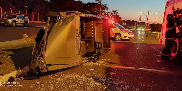 Motorista colide picape em palmeira, que é arrancada de canteiro, e veículo tomba em Junqueirópolis Motorista colide picape em palmeira, que é arrancada de canteiro, e veículo tomba em Junqueirópolis
