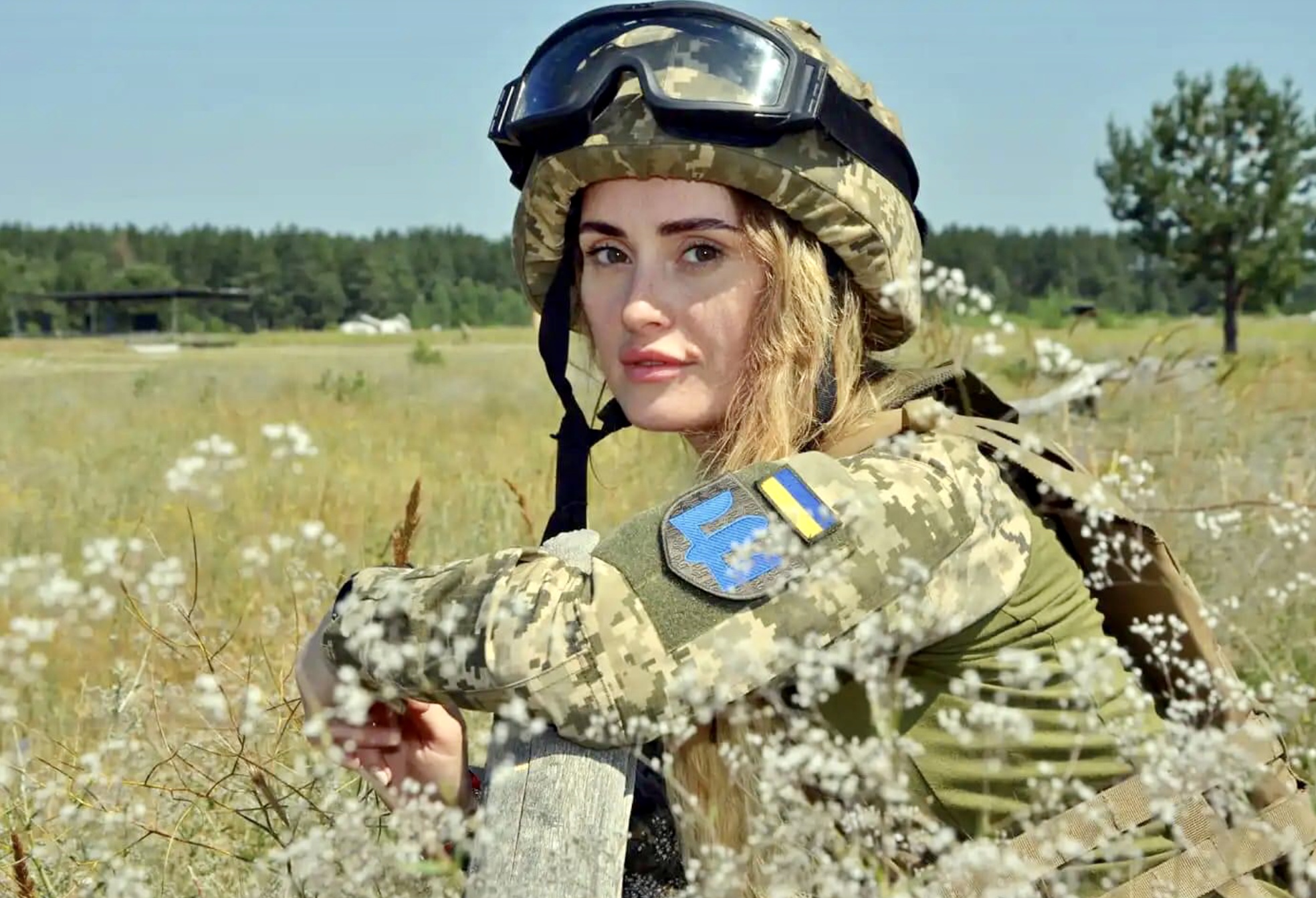 Украина девушки военные. Украинские девушки военные. Женщина солдат. Украинки на войне. Украинка девушка солдат.