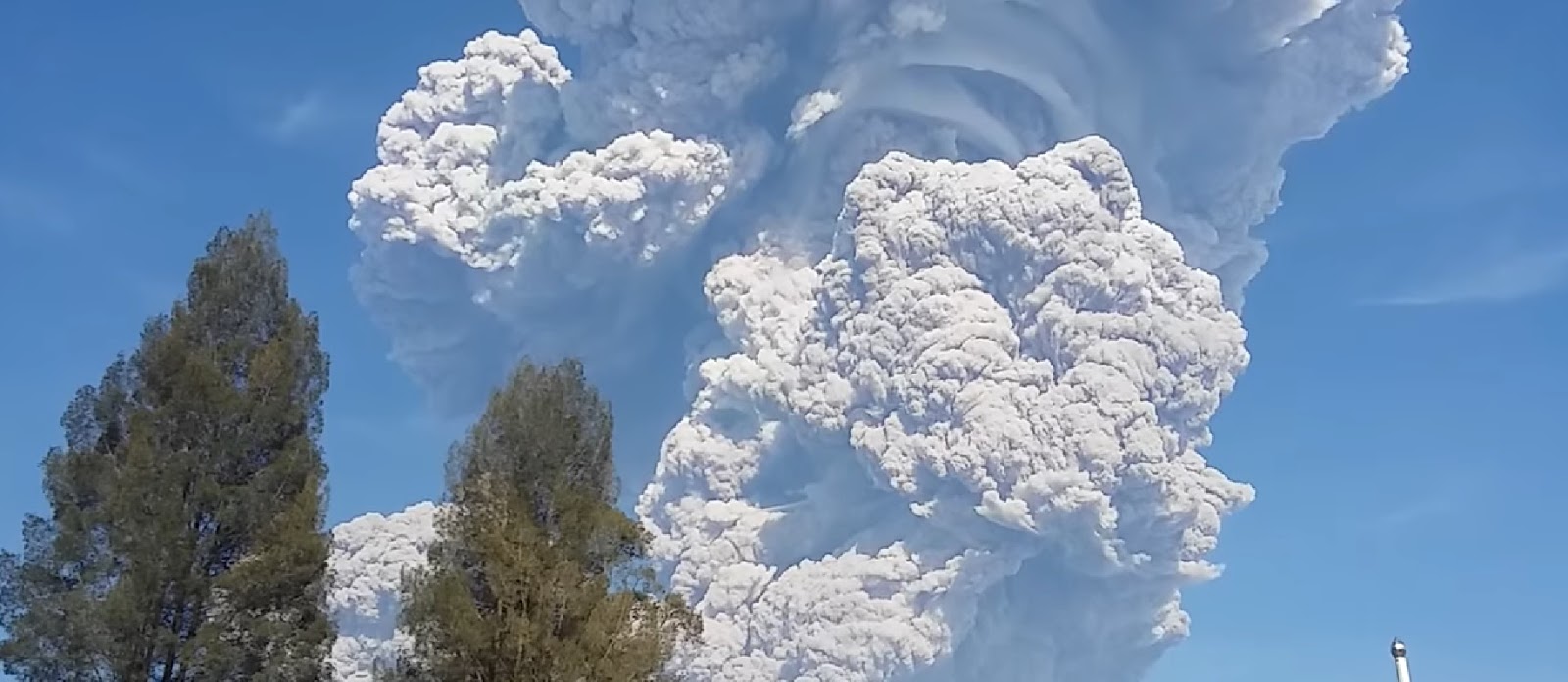 TBW Mnt Sinabung continues to blow ash 5000 meters into the sky just