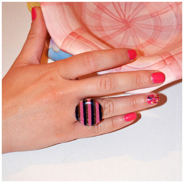 Χειροποίητο δαχτυλίδι με υγρό γυαλί, fimo γραμμικό σχέδιο σε ροζ-καφέ-μπλε απόχρωση και χρυσόσκονη