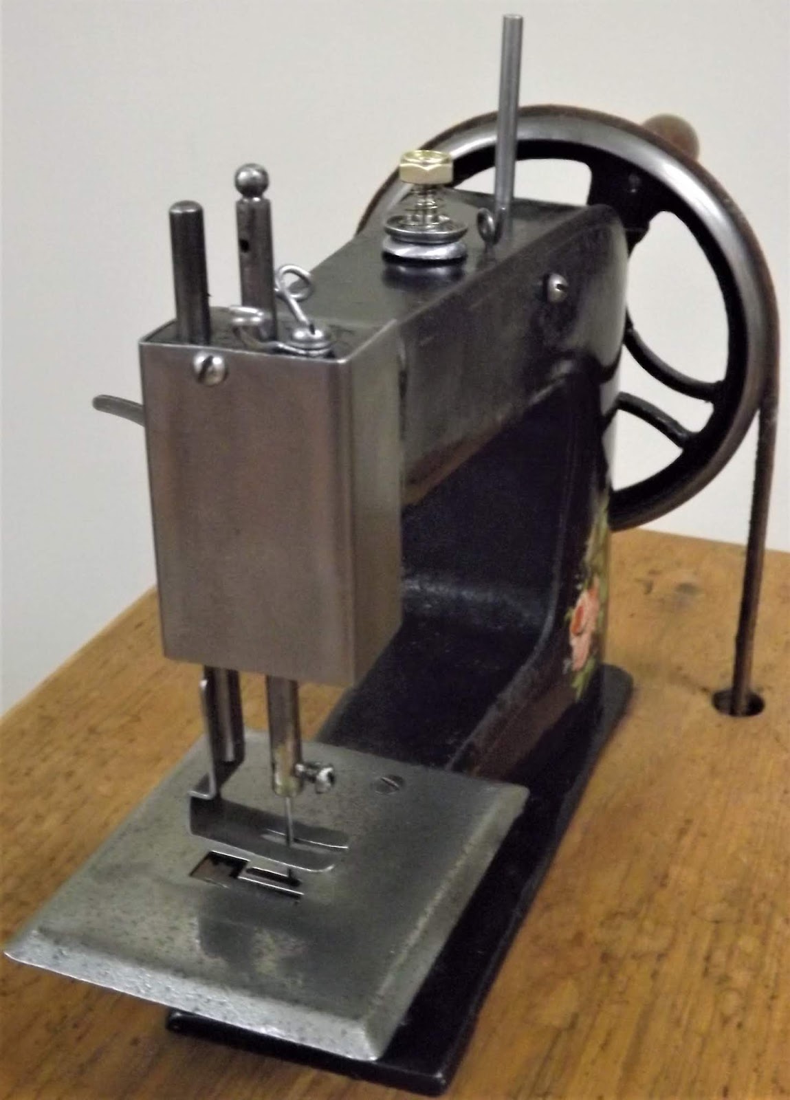 ANTIQUE and VINTAGE SEWING MACHINES WANTING a NEW HOME!! CHILD'S TOY