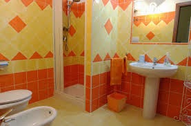 Baños decorados de color naranja - Colores en Casa
