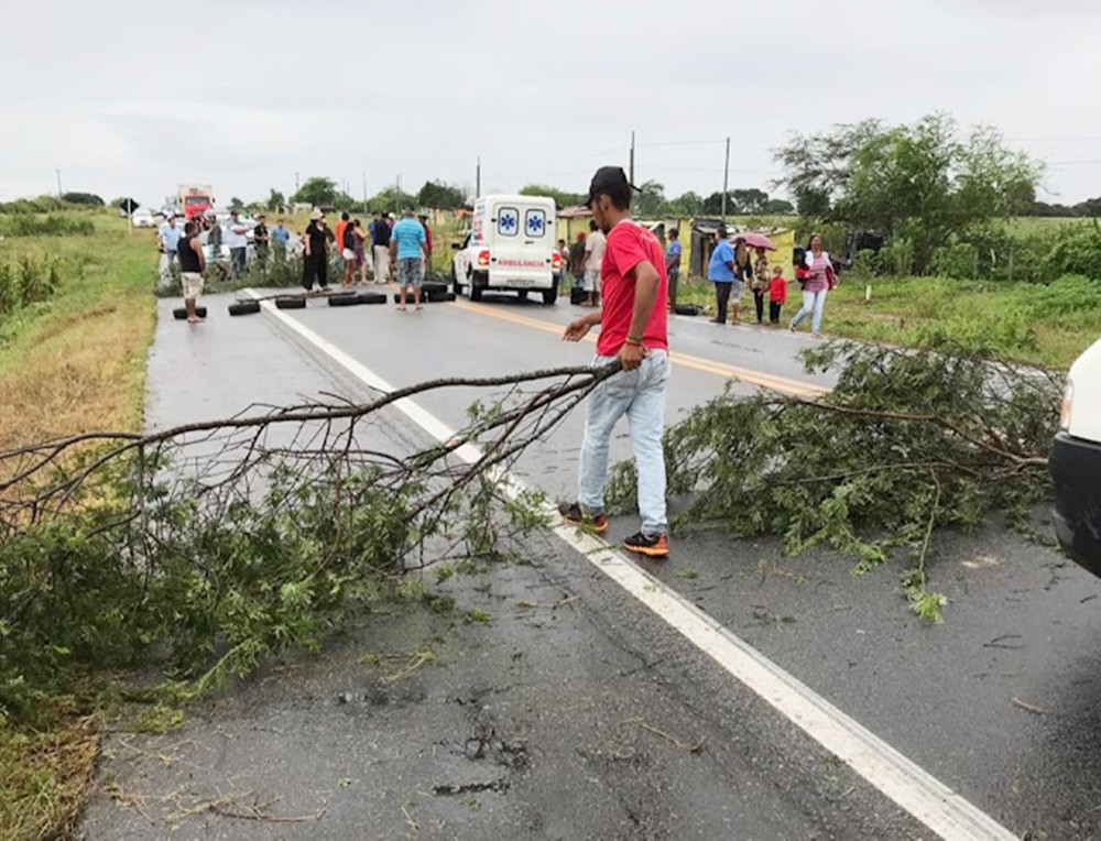 Protestos afetam transporte público e interdita rodovias no RN 6 tangara