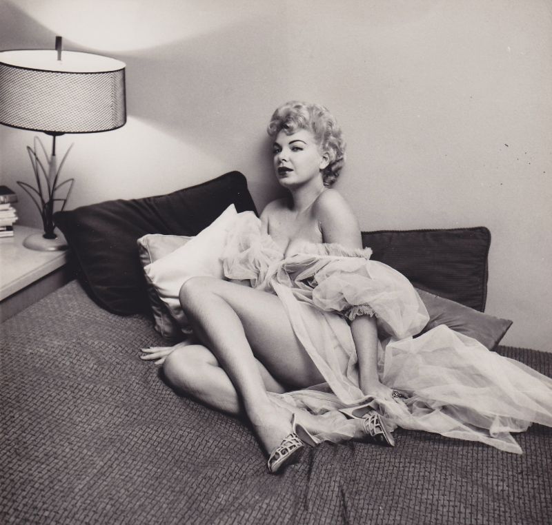 50 Beautiful Black and White Photos of Barbara Nichols in the 1950s