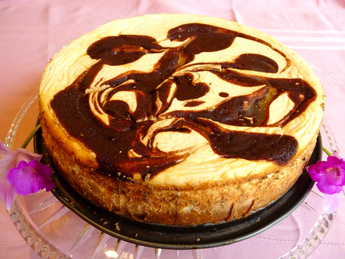 KETO CINNAMON ROLL CHEESECAKE