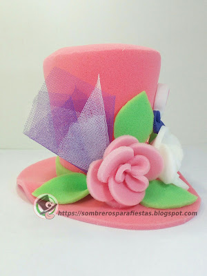 sombrero de color rosa para mujer decorado con flores