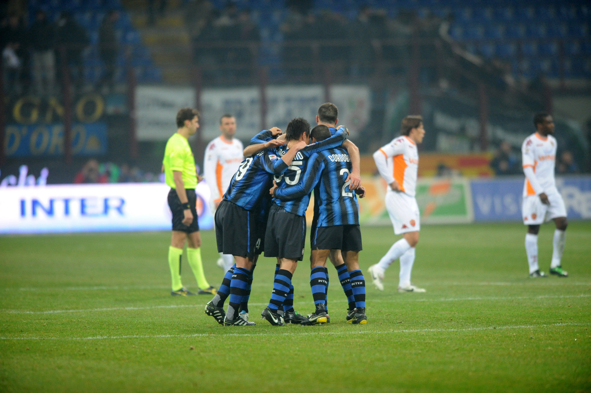 Inter 5. Нагатомо Дзанетти. Интер 2011. Телеканал Интер 2011. Burdisso Inter 2005 2006.