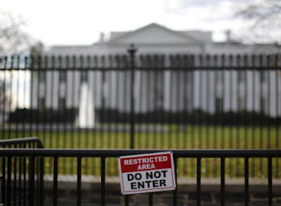 b Donald Trump closes White House Sidewalk to the public permanently