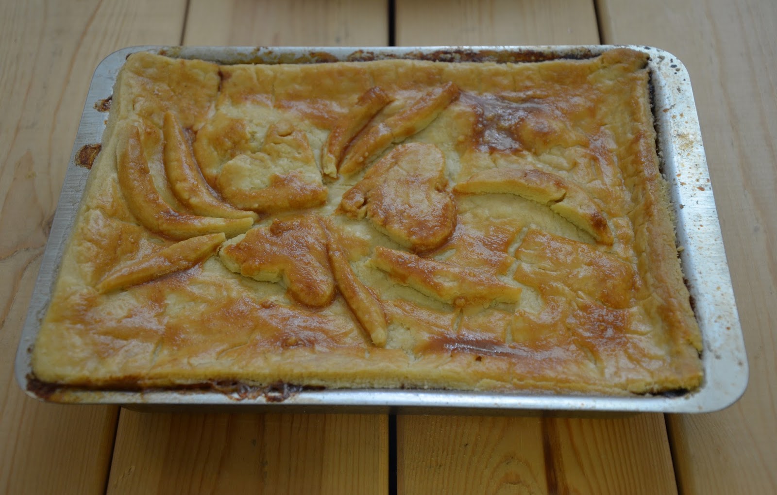 Inspired Cooking Minced meat pie with crispy puff pastry lid