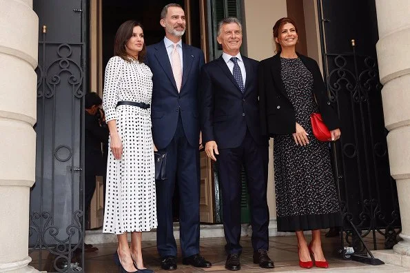 Queen Letizia wore a print dress by Massimo Dutti. First Lady Juliana Awada