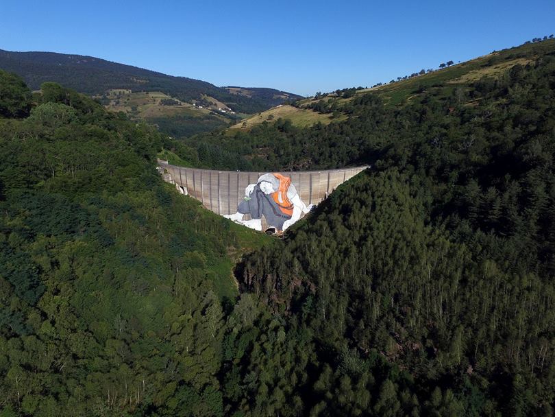 The French duo graffiti artists Ella & Pitr is known for the size of their works. The Duo's most recent graphite is called Le Naufrage de Bienvenu , or "The Shipwreck of the Well-Vindos." It was made 47 meters high in a dam on the river Gier, and required ten days of work.
