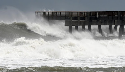 Huracán "Dorian" se comienza a sentir sobre el litoral de Florida