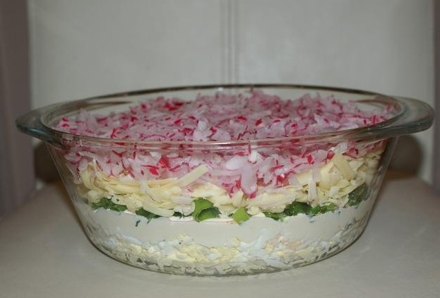 Слоеный салат с редиской и сыром — вкусный и легкий, можно на ночь!
