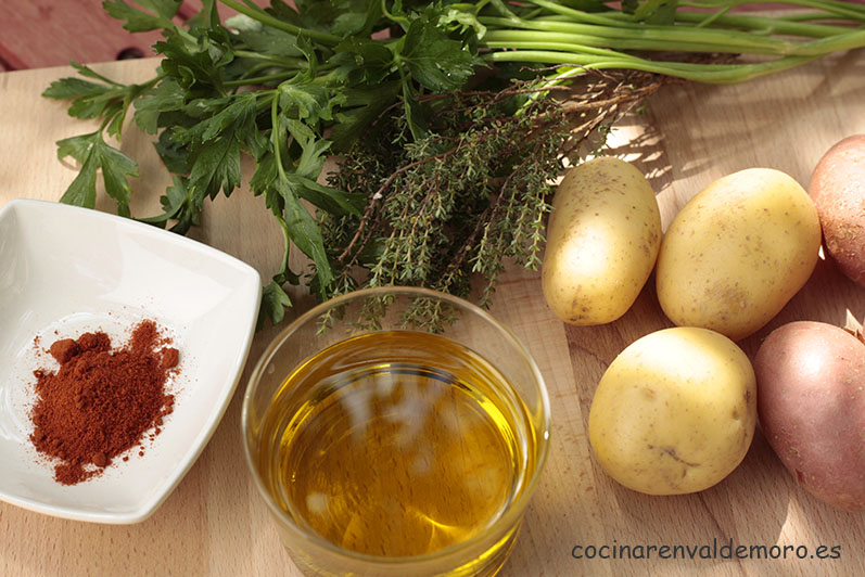 Ingredientes: patatas, aceite, perejil, romero, pimentón, sal y pimienta