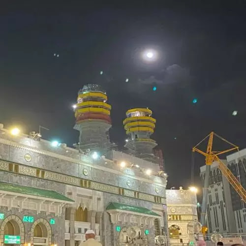 3 Foto Fenomena Bulan Purnama di Langit Masjidil Haram Jadi Viral, Netizen: Subhanallah