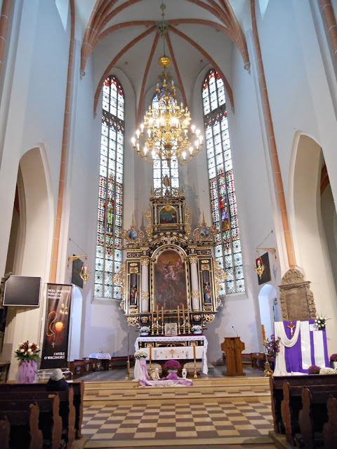 widok na ołtarz nawa główna, Chojnów, sklepienie, witraże