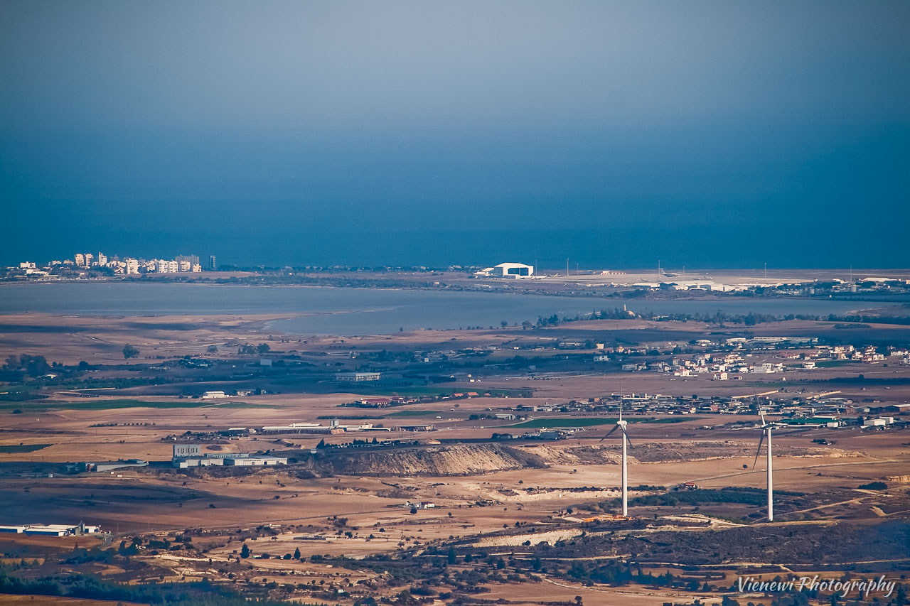 Widoki na okolice Larnaki z lotniskiem i słonymi bagnami (Salt Lake).