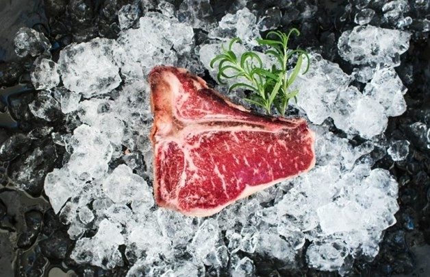 Πώς να ξεπαγώσετε τη μπριζόλα σας μέσα σε τρία λεπτά (vid)