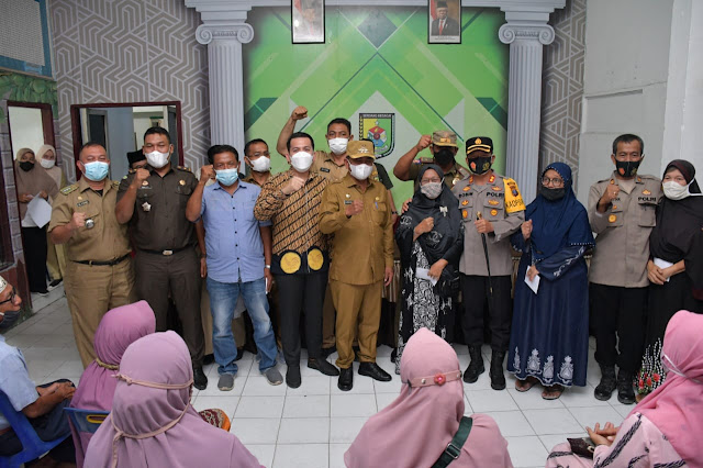 Bupati Sergai Menyerahkan Bantuan kepada 20 Pedagang Pasar Lama Perbaungan Korban Kebakaran Bupati Sergai Menyerahkan Bantuan kepada 20 Pedagang Pasar Lama Perbaungan Korban Kebakaran