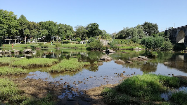 pequenas pedras no Rio Cávado