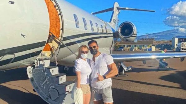  Britney Spears y su novio viajan a Hawaii en un avión privado