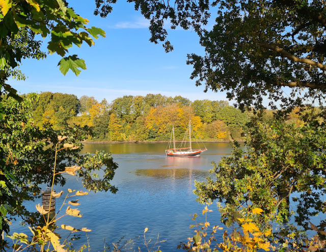 Küsten-Spaziergänge rund um Kiel, Teil 7: Herbst-Spaziergang am Nord-Ostsee-Kanal bei Suchsdorf. Beim Spazierengehen ist ein Segelschiff auf dem Kanal zu sehen. Hier gibt es auch für Kinder immer viel zu gucken!
