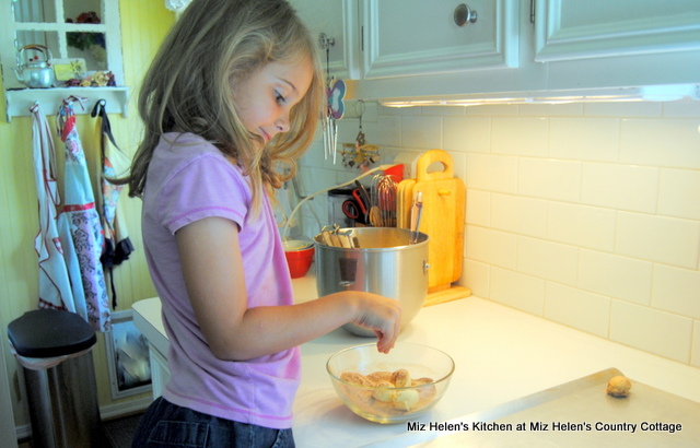 Ella's Cookies and Summer Fun at Miz Helen's Country Cottage
