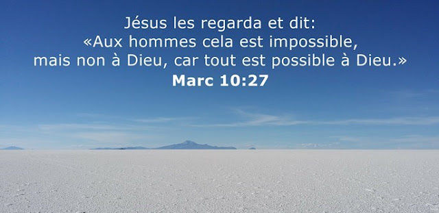 Jésus les regarda et dit: «Aux hommes cela est impossible, mais non à Dieu, car tout est possible à Dieu.»