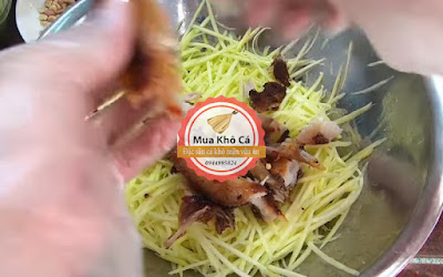 Khô cá tra trộn gỏi xoài