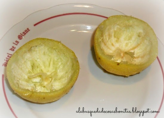 Velas hechas dentro de un limón