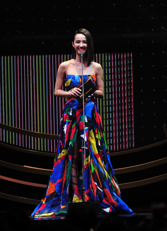 2016/06/25:蔡依林擔任27th金曲獎「最佳女歌手獎」頒獎人 Ralph Lauren 2016 SS Rainbow Dress