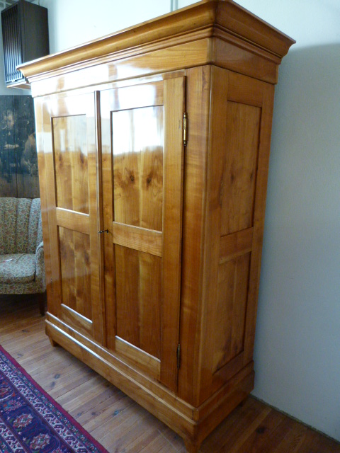 Antike Möbel: Kirschbaum-Schrank um 1840