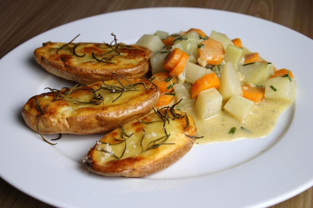 Gourmandises végétariennes: Rosmarin-Kartoffeln mit veganem Rahm-Gemüse Gourmandises végétariennes: Rosmarin-Kartoffeln mit veganem Rahm-Gemüse