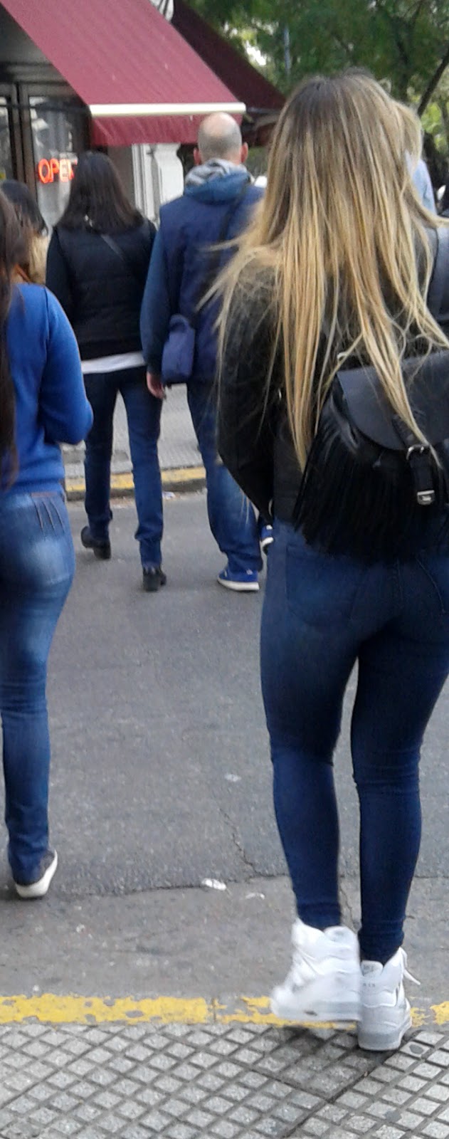 CAZA CULOS RUBIAS CON MUY BUENOS CULOS POR LAS CALLES