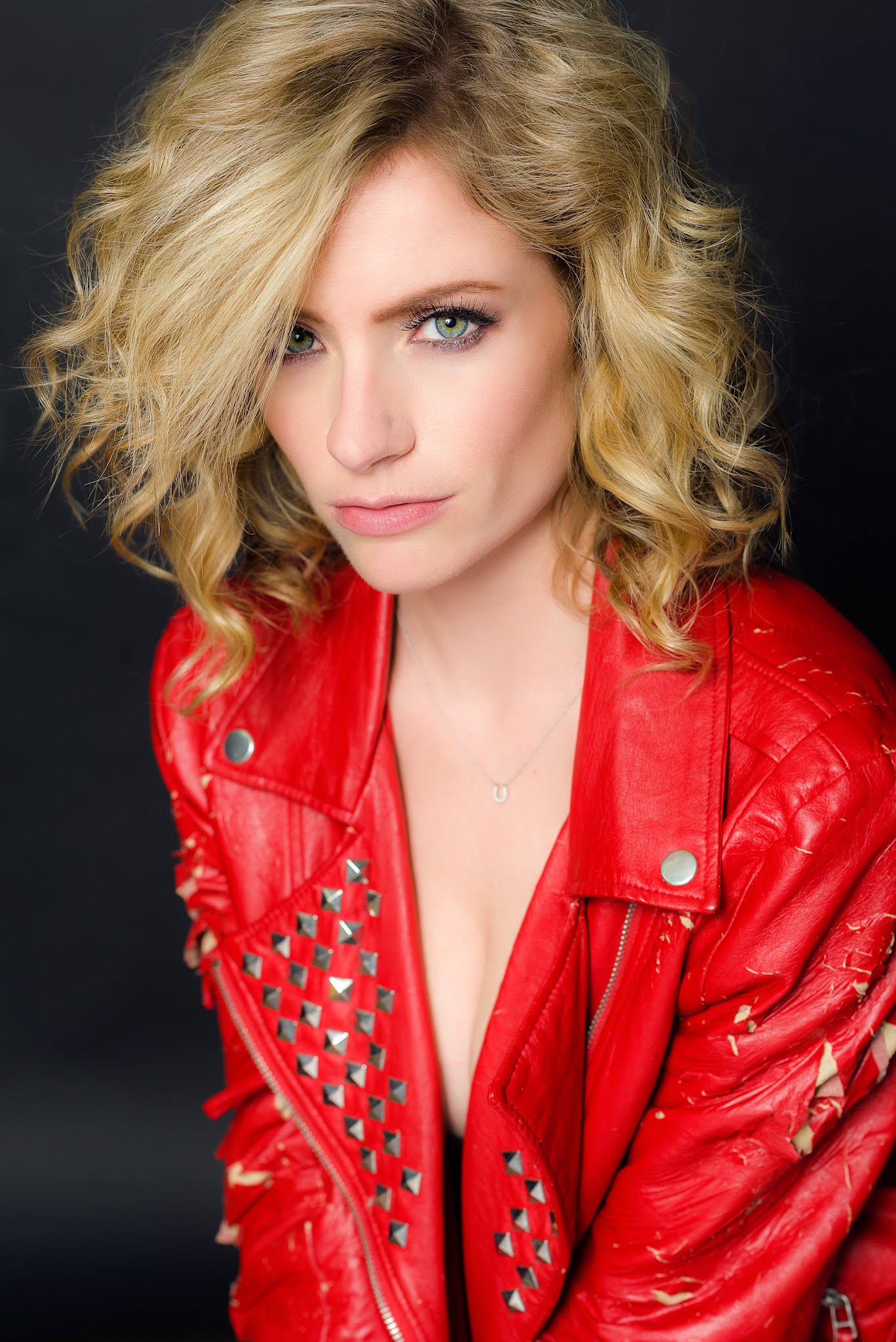 Renee Winter: Breaking The Internet, One Post At A Time! - l2865sy