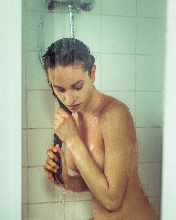 modelo Tanya Davolio fotografia Bruno Bicalho Carvalhaes RektMag sensual banheiro banho molhada peitos