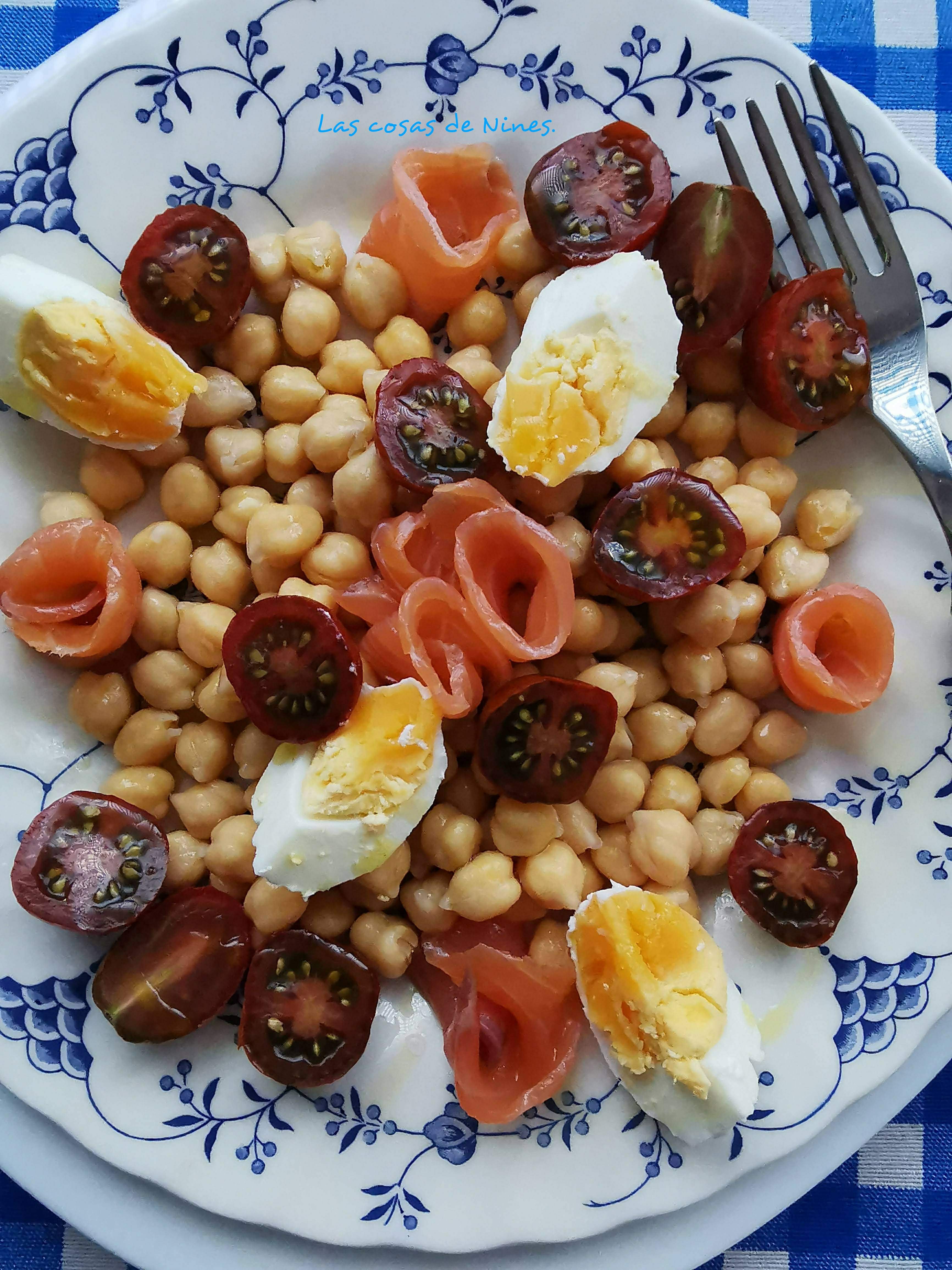 Las cosas de Nines ENSALADA DE GARBANZOS Y SALMÓN