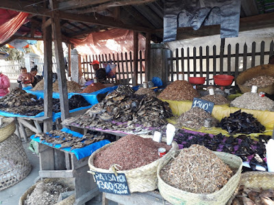 puesto-malgache-mercado-callejero-en-madagascar-con-enlacima