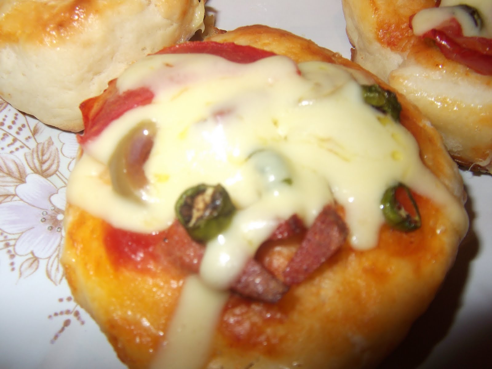 мини пиццы из дрожжевого теста в духовке. мини пиццы из дрожжевого теста в духовке. мини пицца на батоне. красивые мини пиццы. маленькие пиццы в духовке.