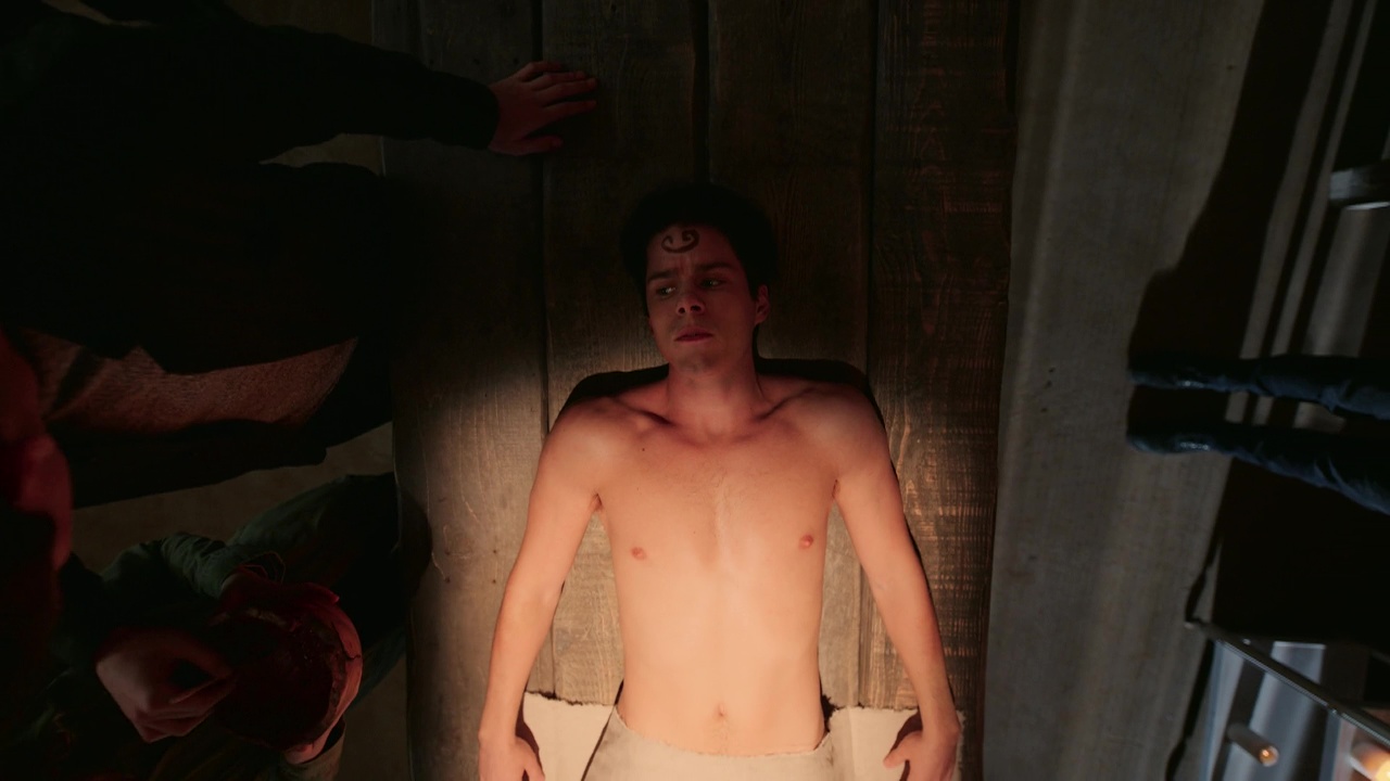 ausCAPS: Jake Manley shirtless in The Order 2-06 "The Common