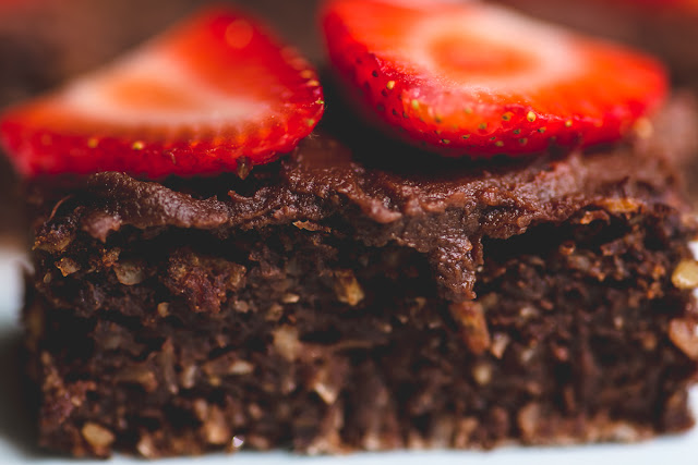 Brownies mit gemahlenen Mandeln und Erdbeeren