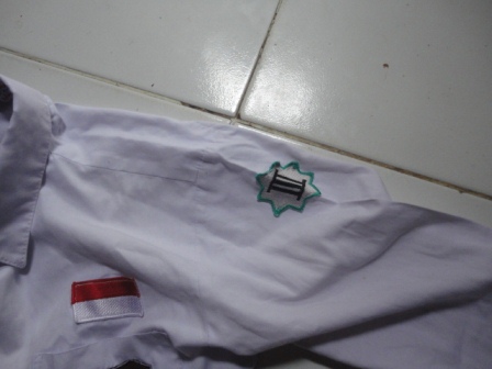 Letak Posisi Pemasangan Bet Kelas Pada Seragam Sekolah